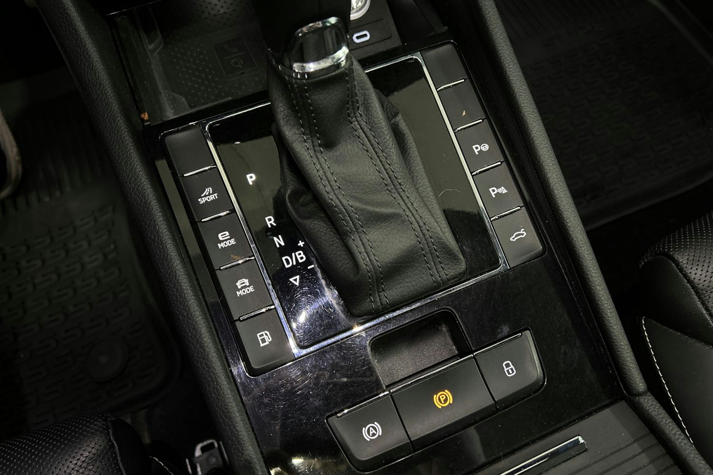 valkoinen Skoda Superb 2020 kuva 30.