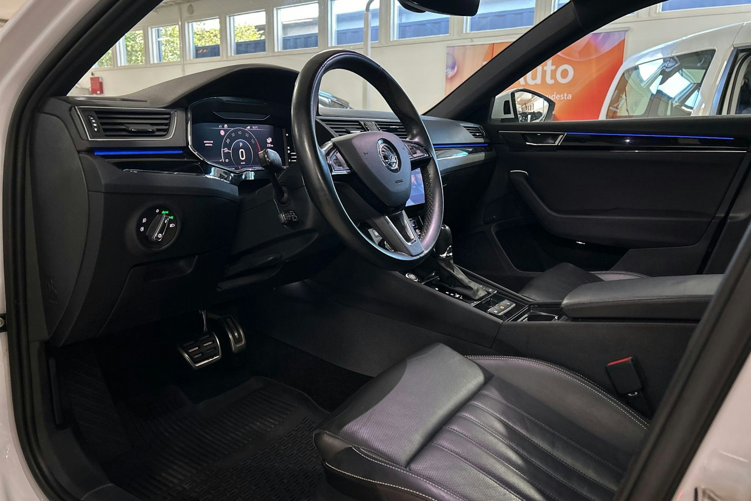 valkoinen Skoda Superb 2020 kuva 31.