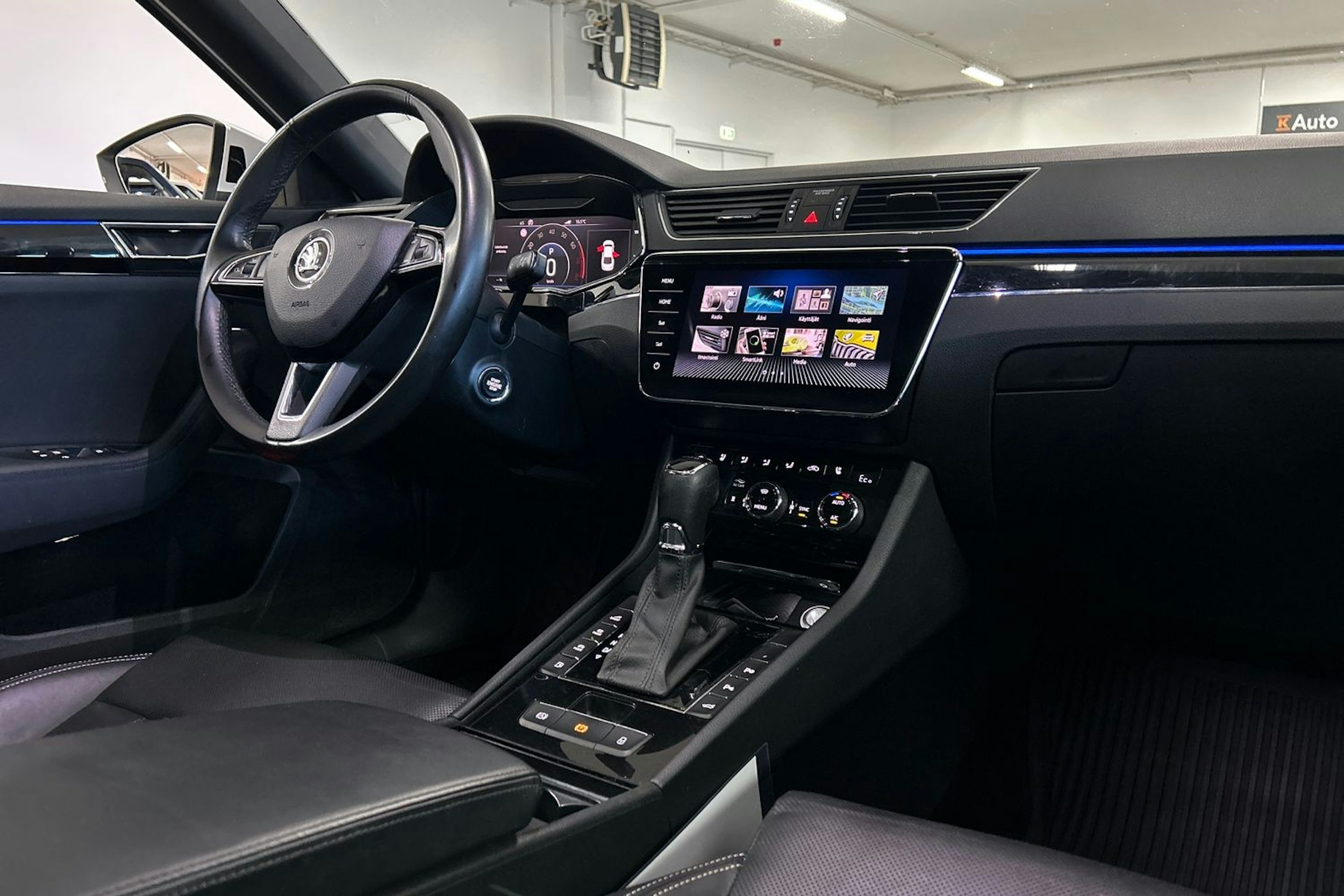 valkoinen Skoda Superb 2020 kuva 32.