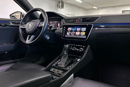 valkoinen Skoda Superb 2020 kuva 32.