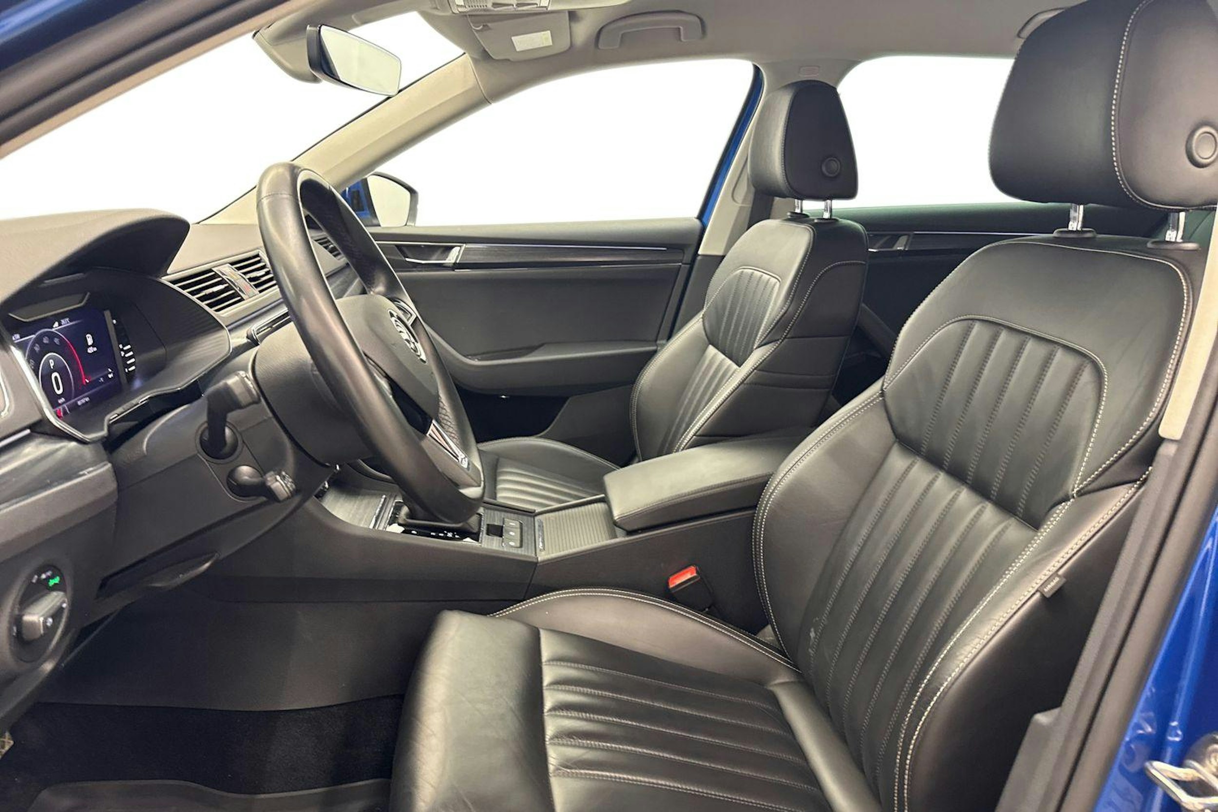 Sininen Skoda Superb 2020 kuva 11.