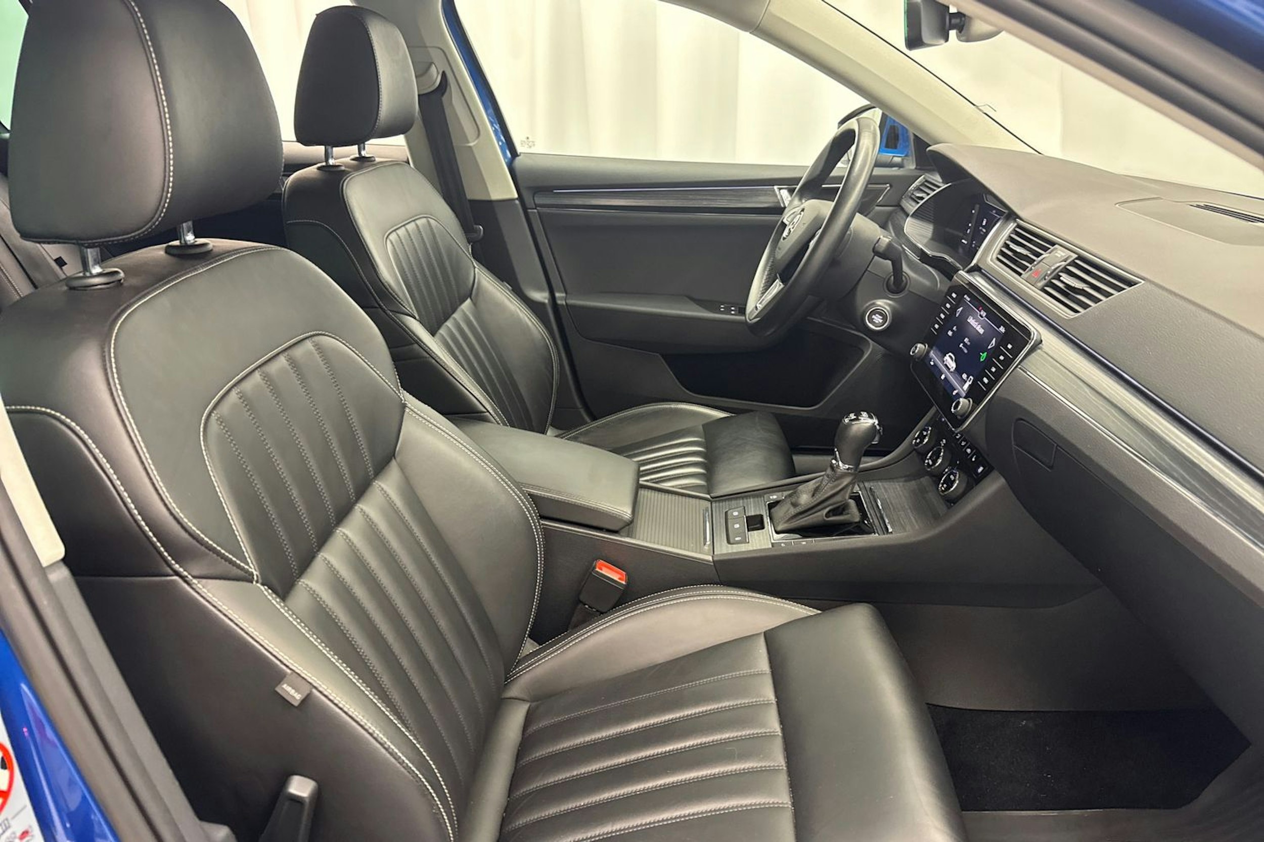Sininen Skoda Superb 2020 kuva 13.