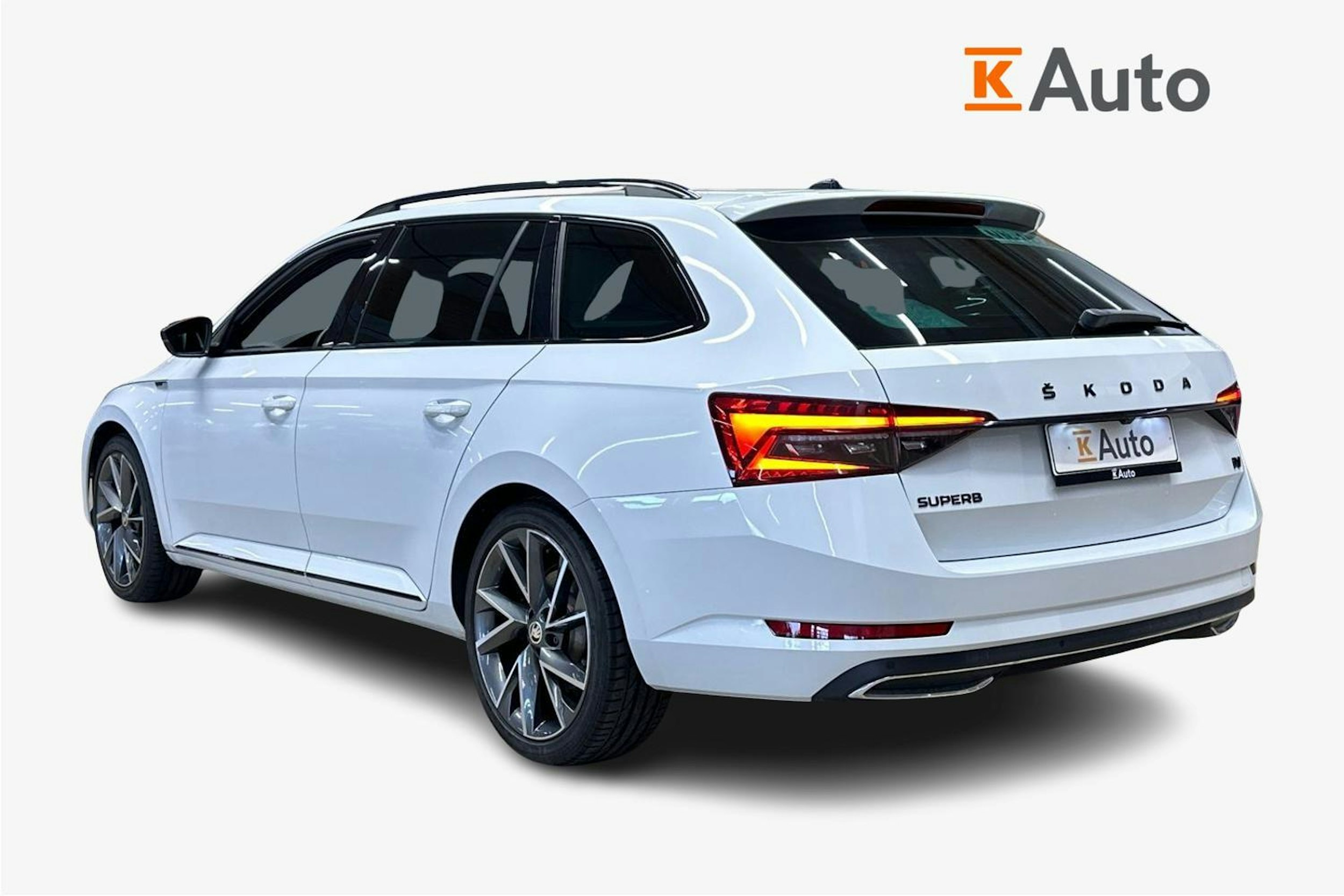 valkoinen Skoda Superb 2021 kuva 2.