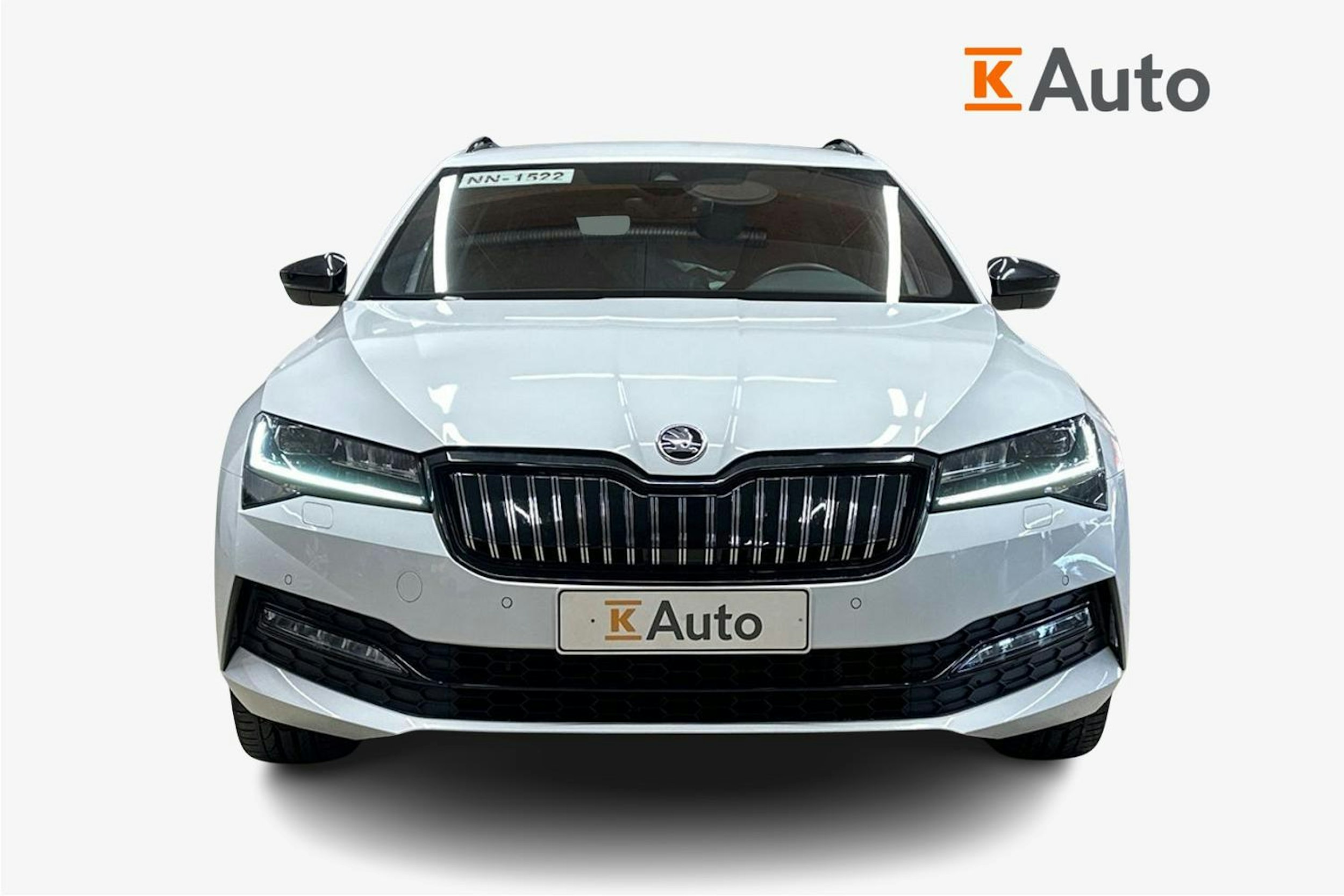 valkoinen Skoda Superb 2021 kuva 4.