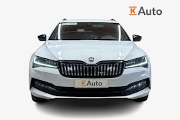 valkoinen Skoda Superb 2021 kuva 4.