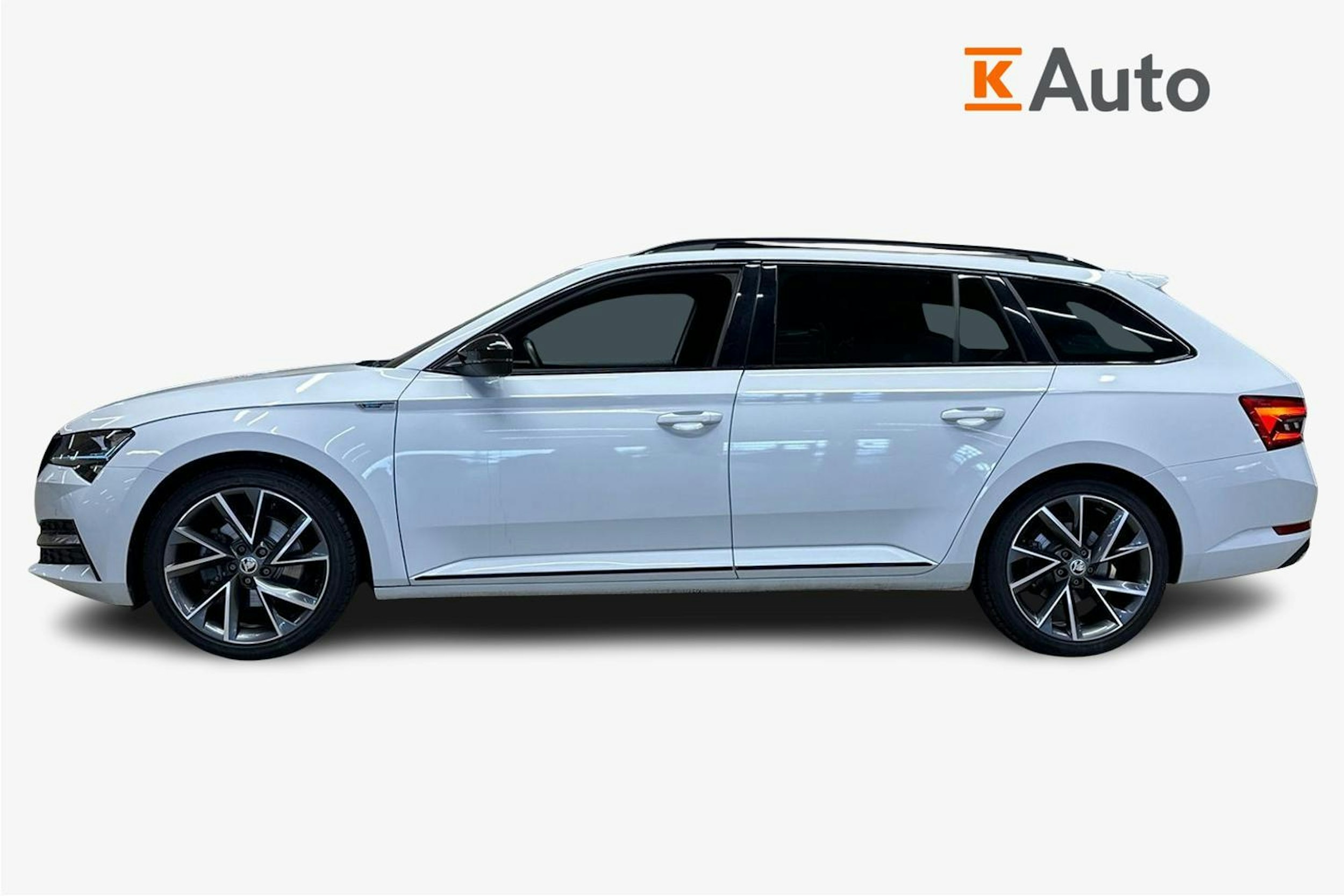 valkoinen Skoda Superb 2021 kuva 5.