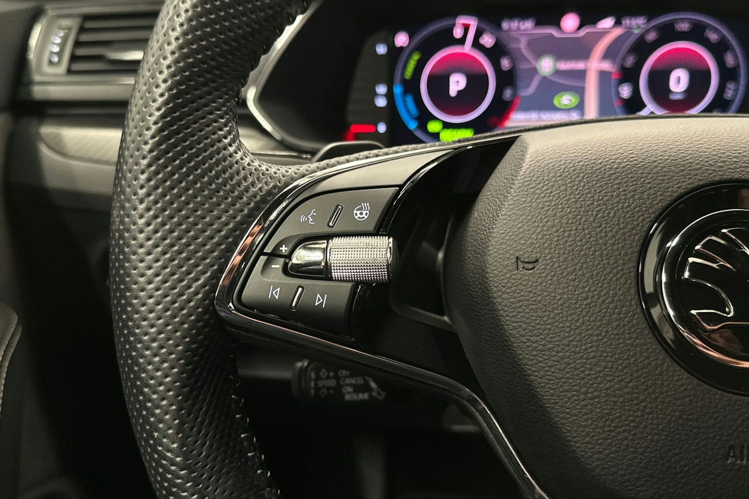 valkoinen Skoda Superb 2021 kuva 9.