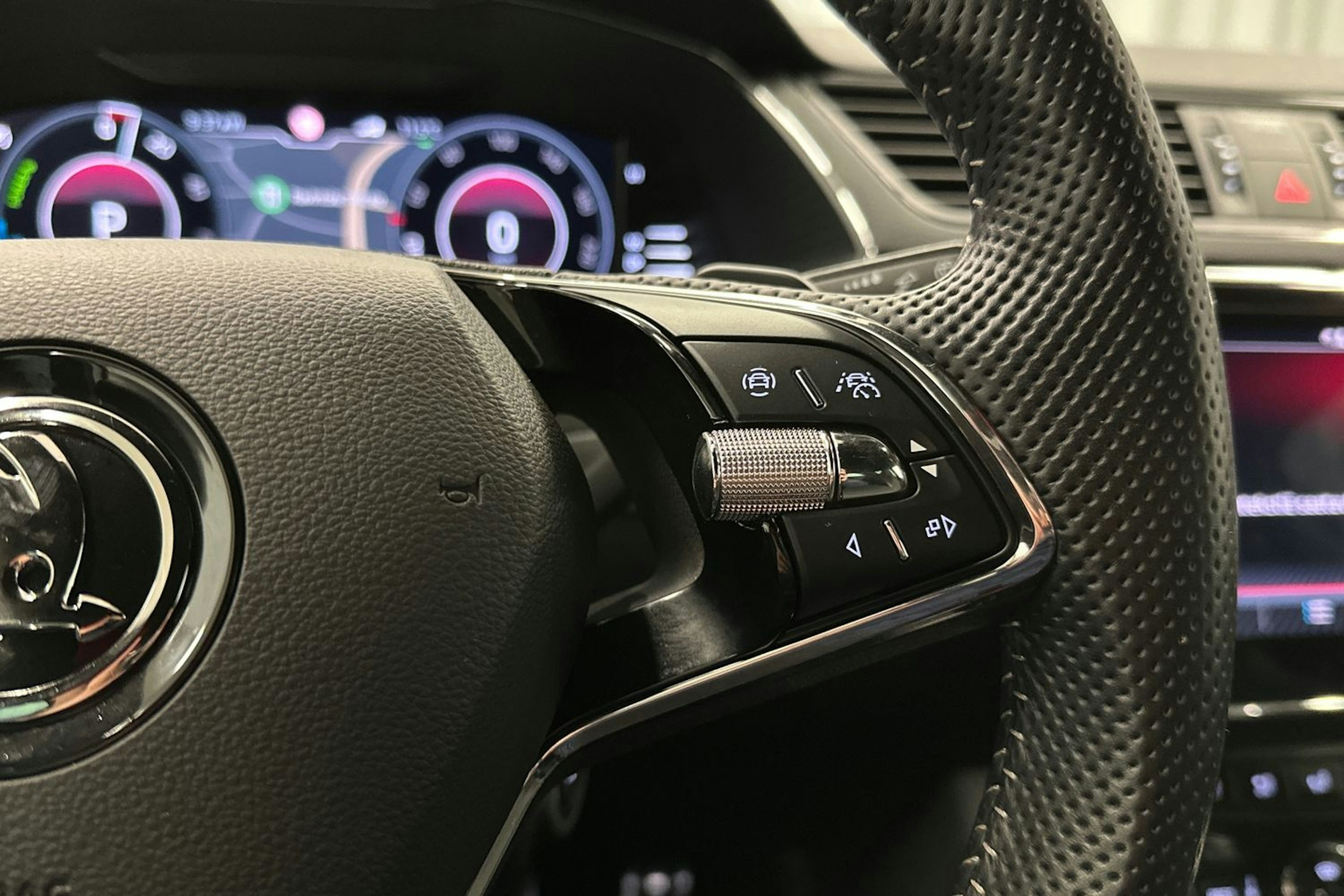 valkoinen Skoda Superb 2021 kuva 10.