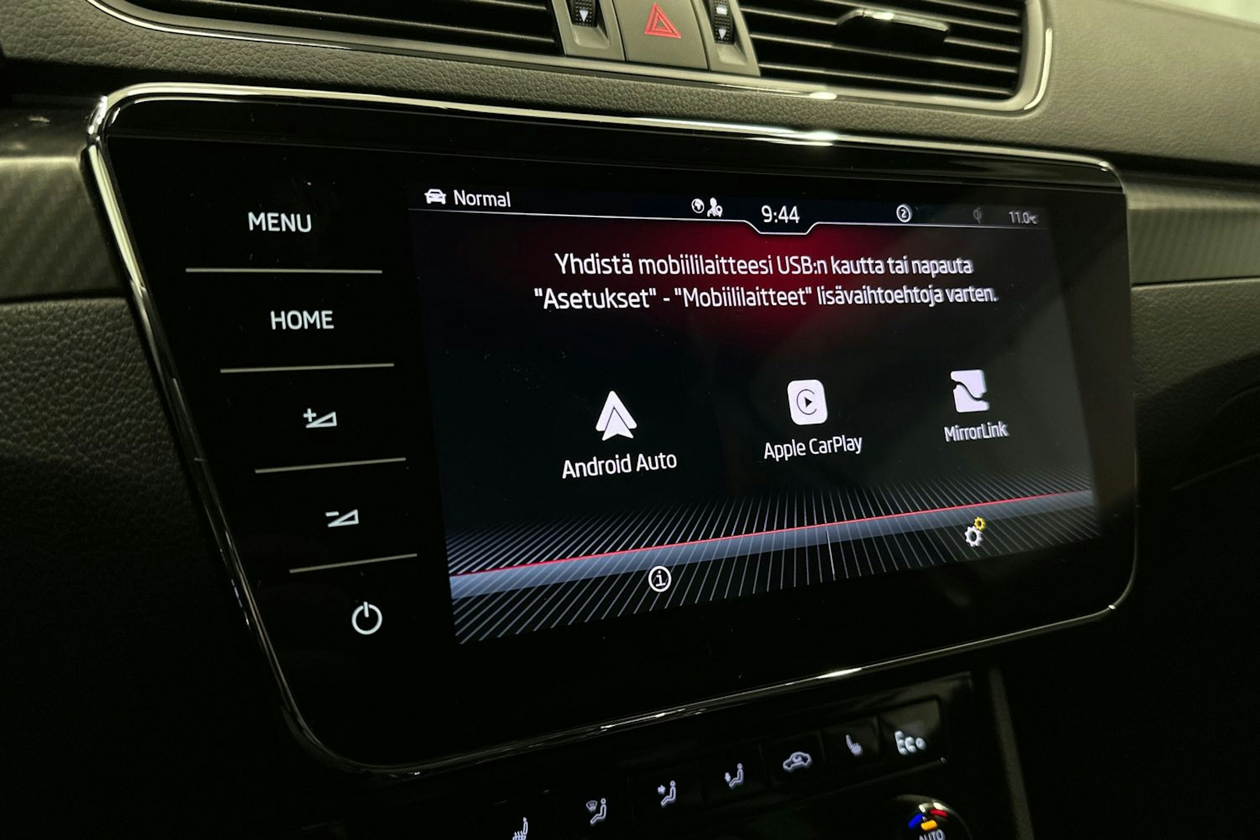 valkoinen Skoda Superb 2021 kuva 13.