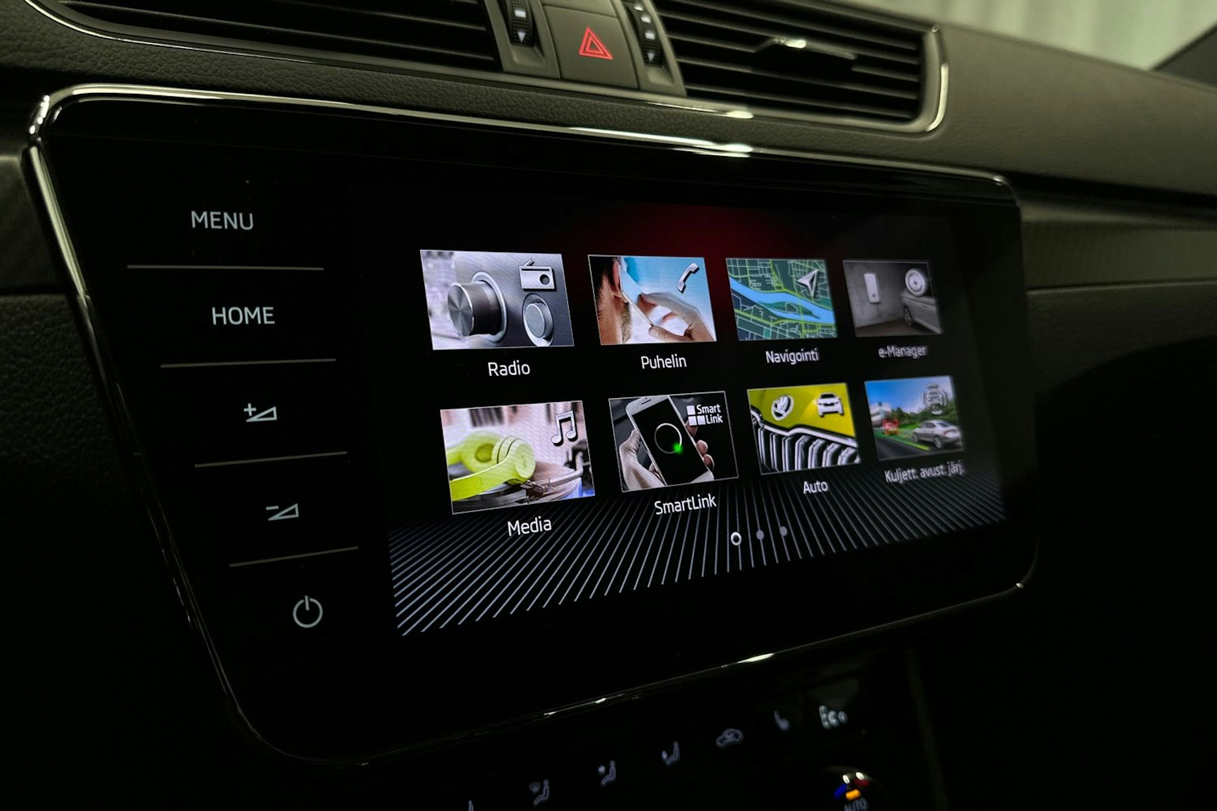 valkoinen Skoda Superb 2021 kuva 14.