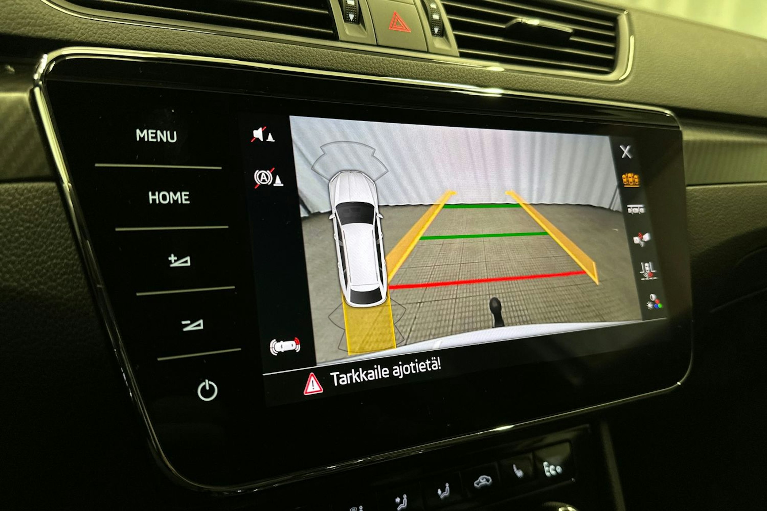 valkoinen Skoda Superb 2021 kuva 15.