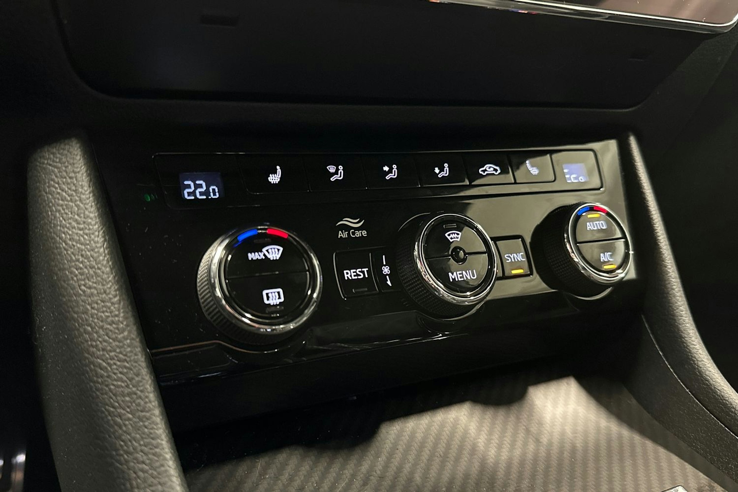 valkoinen Skoda Superb 2021 kuva 16.