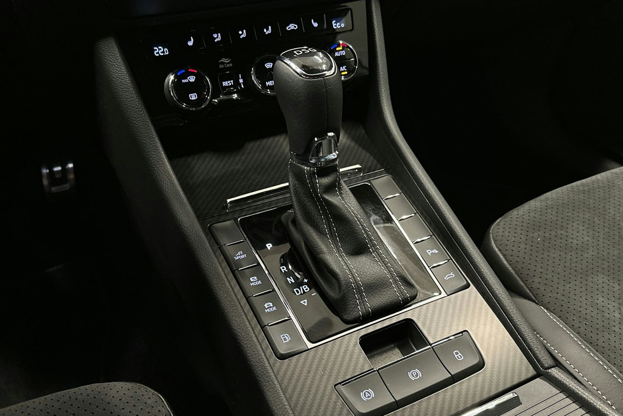 valkoinen Skoda Superb 2021 kuva 17.
