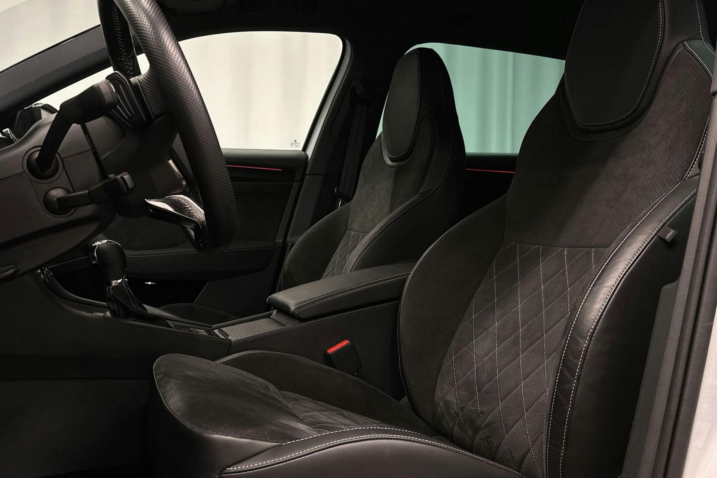 valkoinen Skoda Superb 2021 kuva 18.