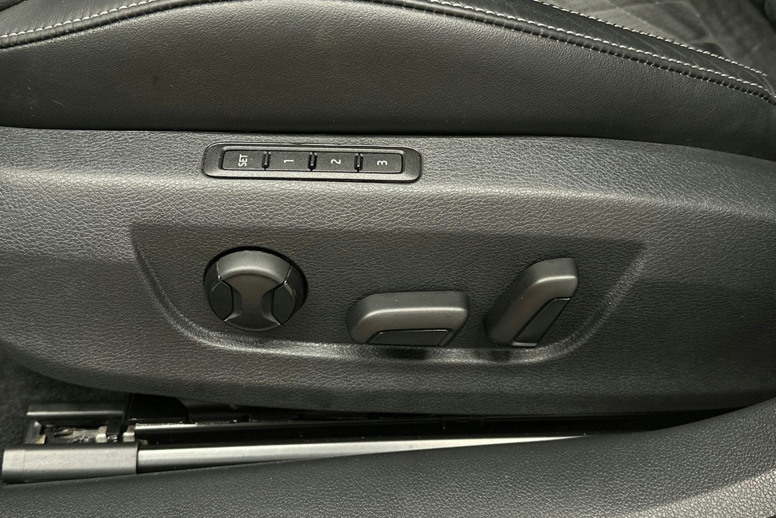 valkoinen Skoda Superb 2021 kuva 19.