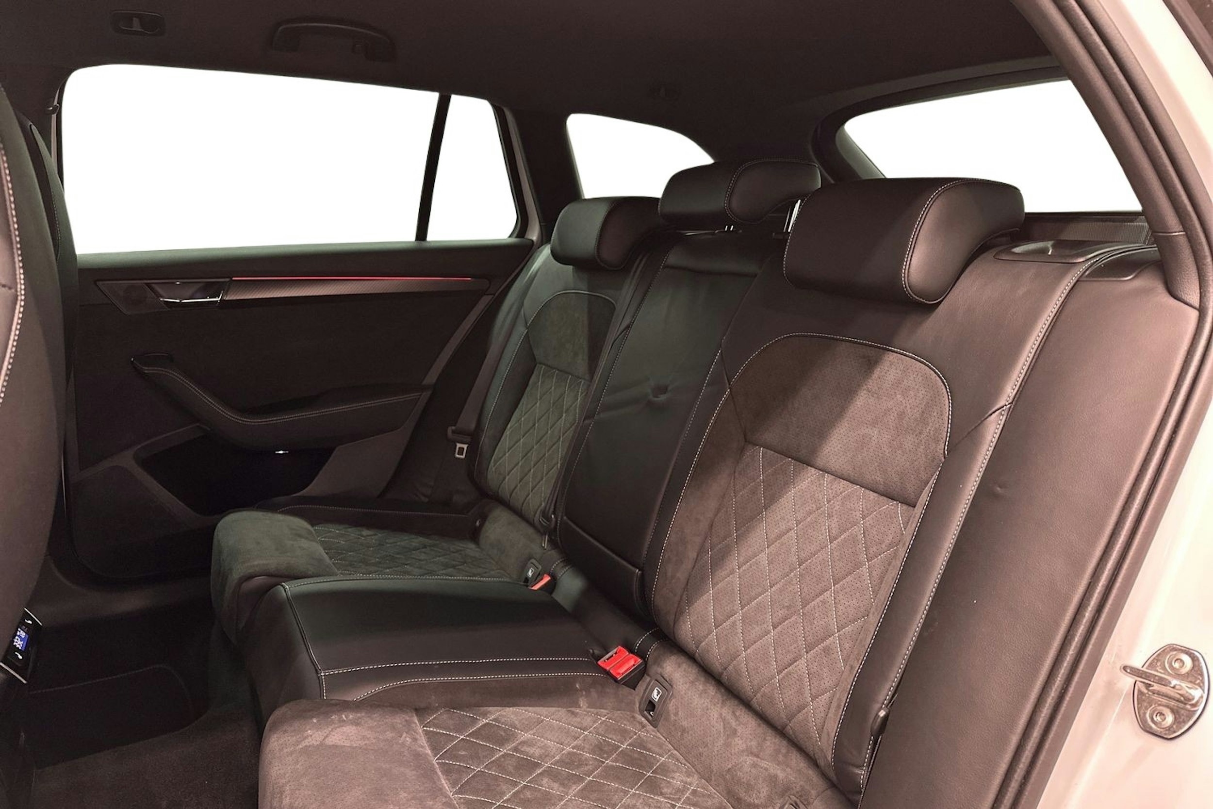 valkoinen Skoda Superb 2021 kuva 20.