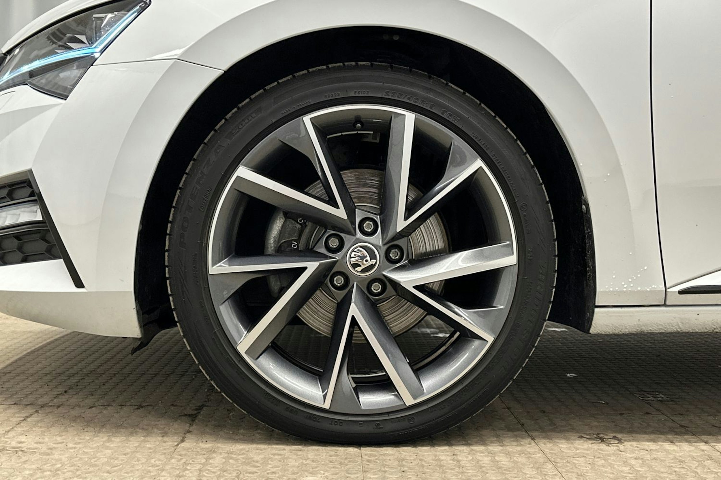 valkoinen Skoda Superb 2021 kuva 21.