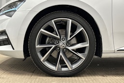 valkoinen Skoda Superb 2021 kuva 21.