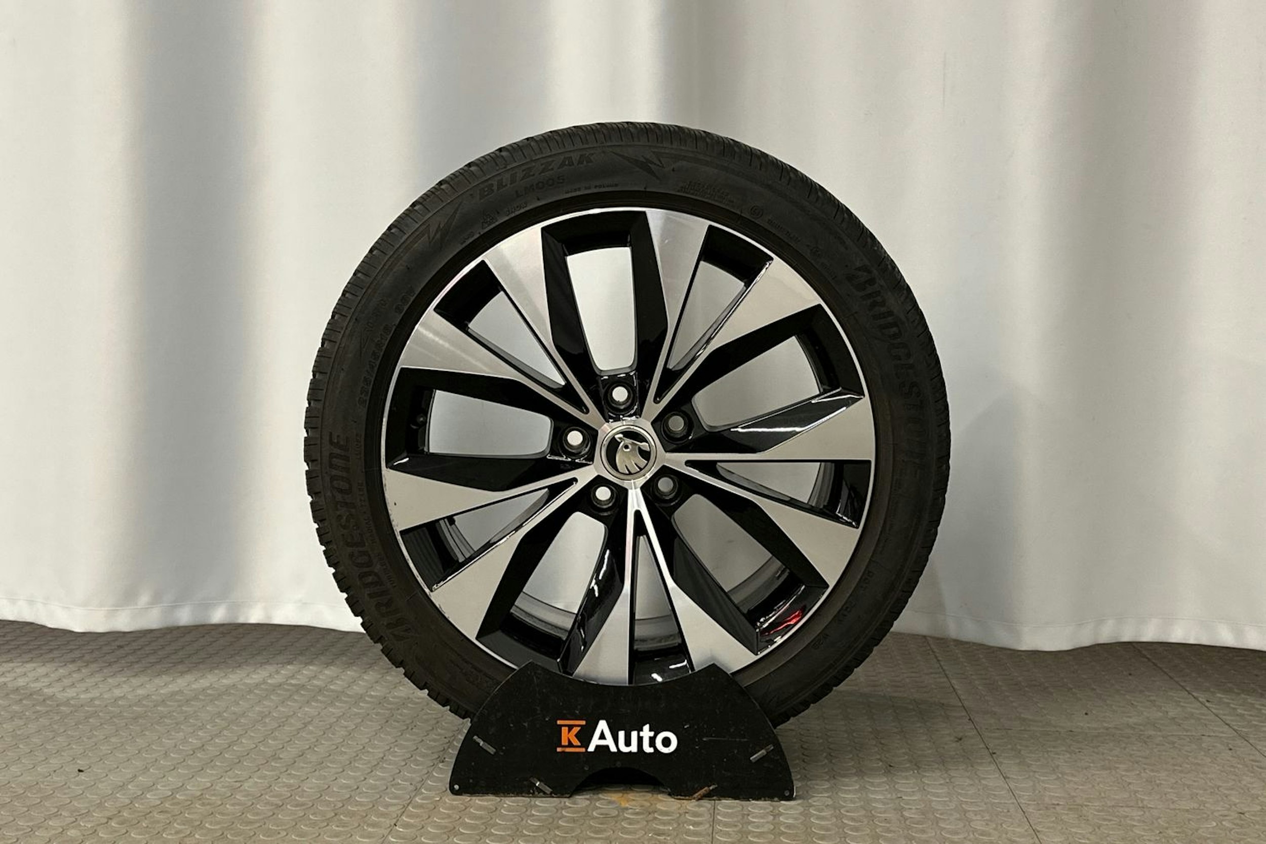 valkoinen Skoda Superb 2021 kuva 22.