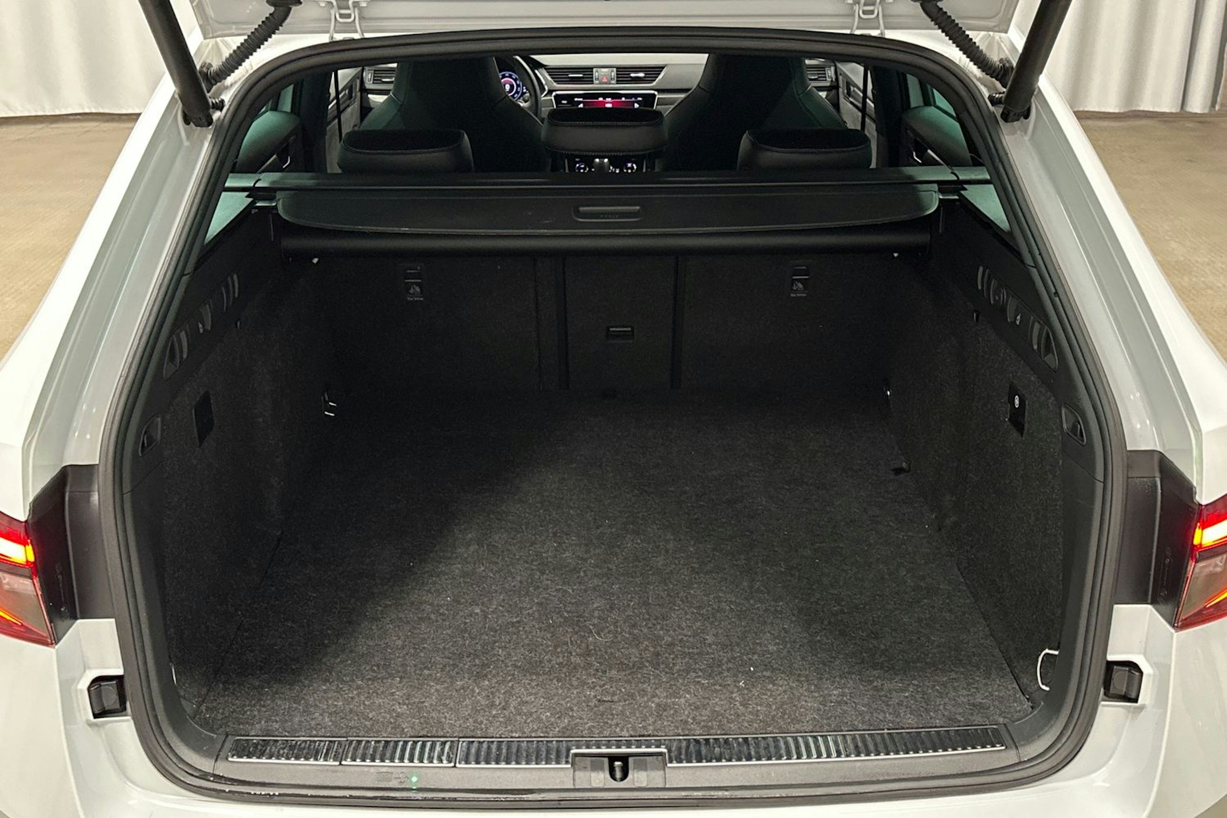 valkoinen Skoda Superb 2021 kuva 23.