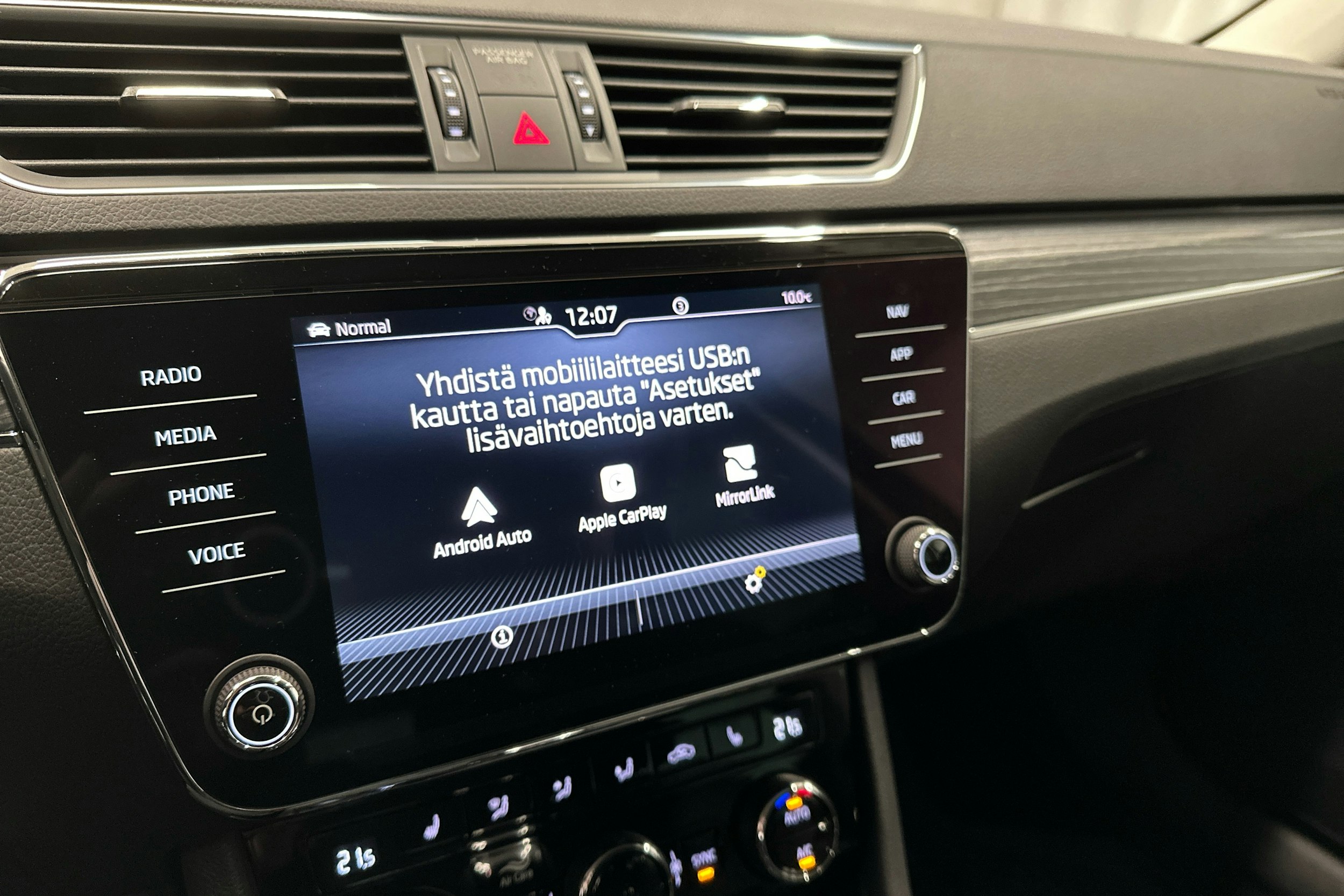 harmaa Skoda Superb 2021 kuva 15.