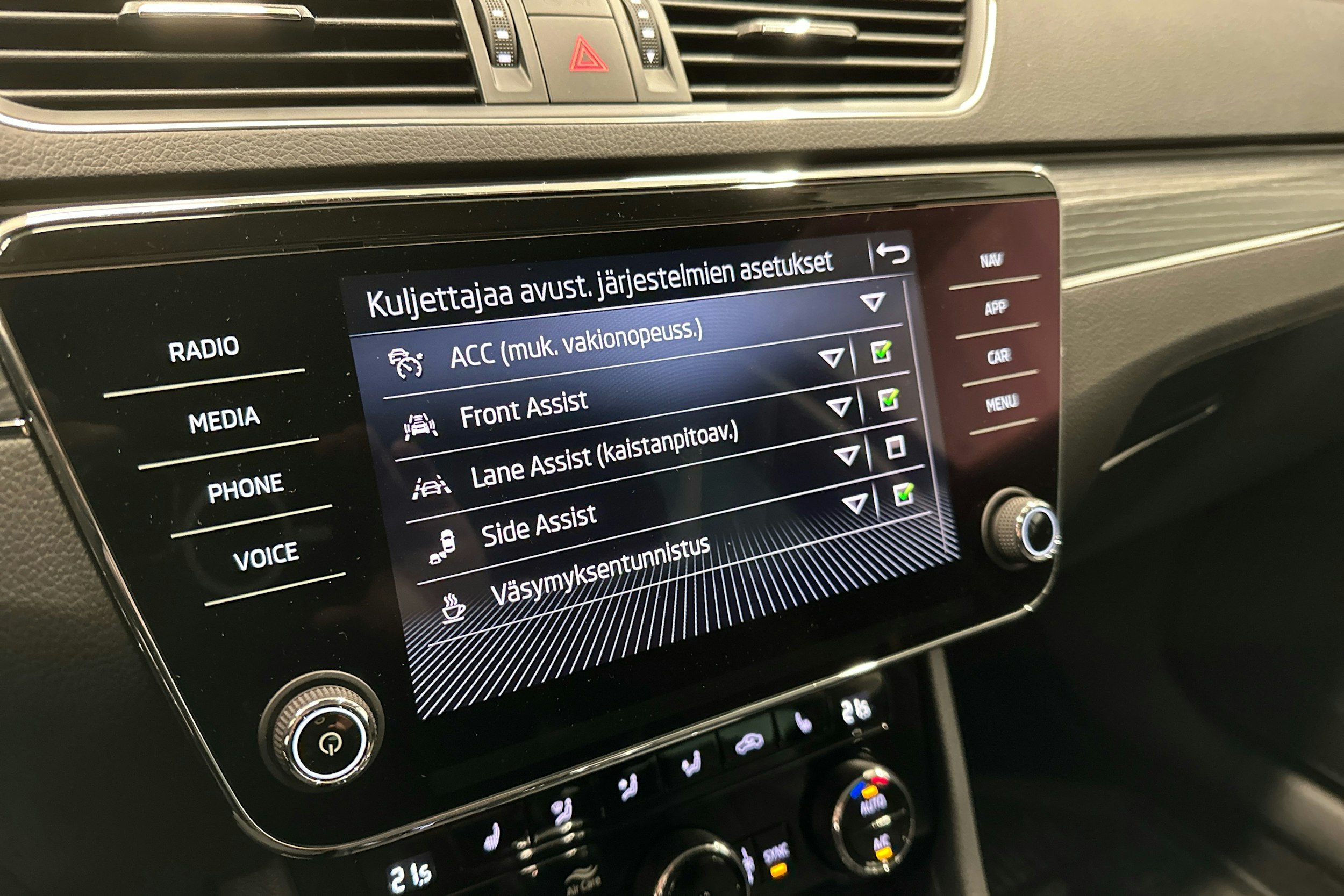 harmaa Skoda Superb 2021 kuva 16.