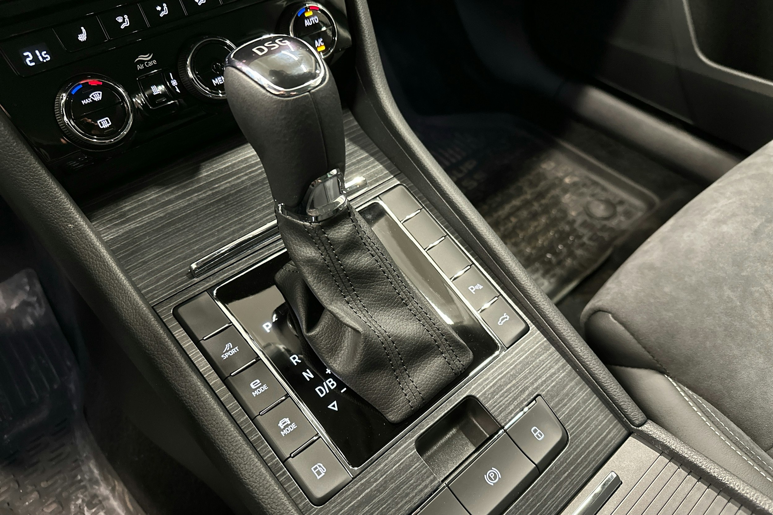 harmaa Skoda Superb 2021 kuva 19.