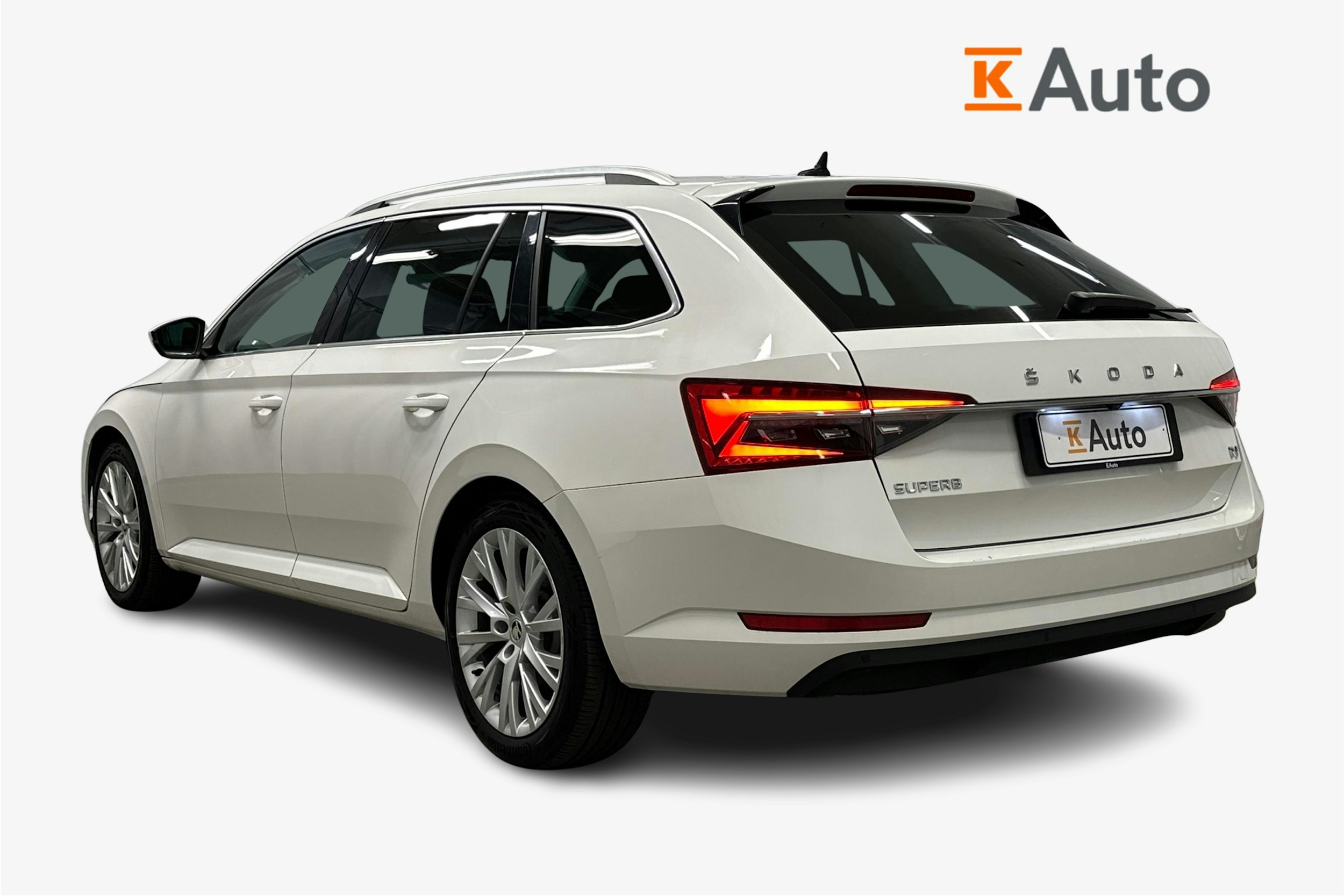 valkoinen Skoda Superb 2021 kuva 2.