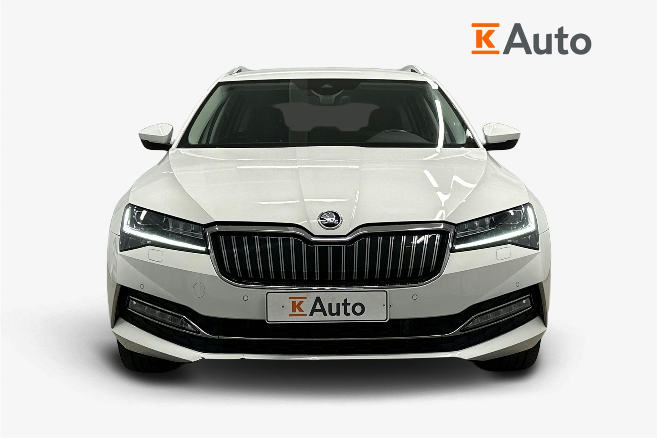 valkoinen Skoda Superb 2021 kuva 5.