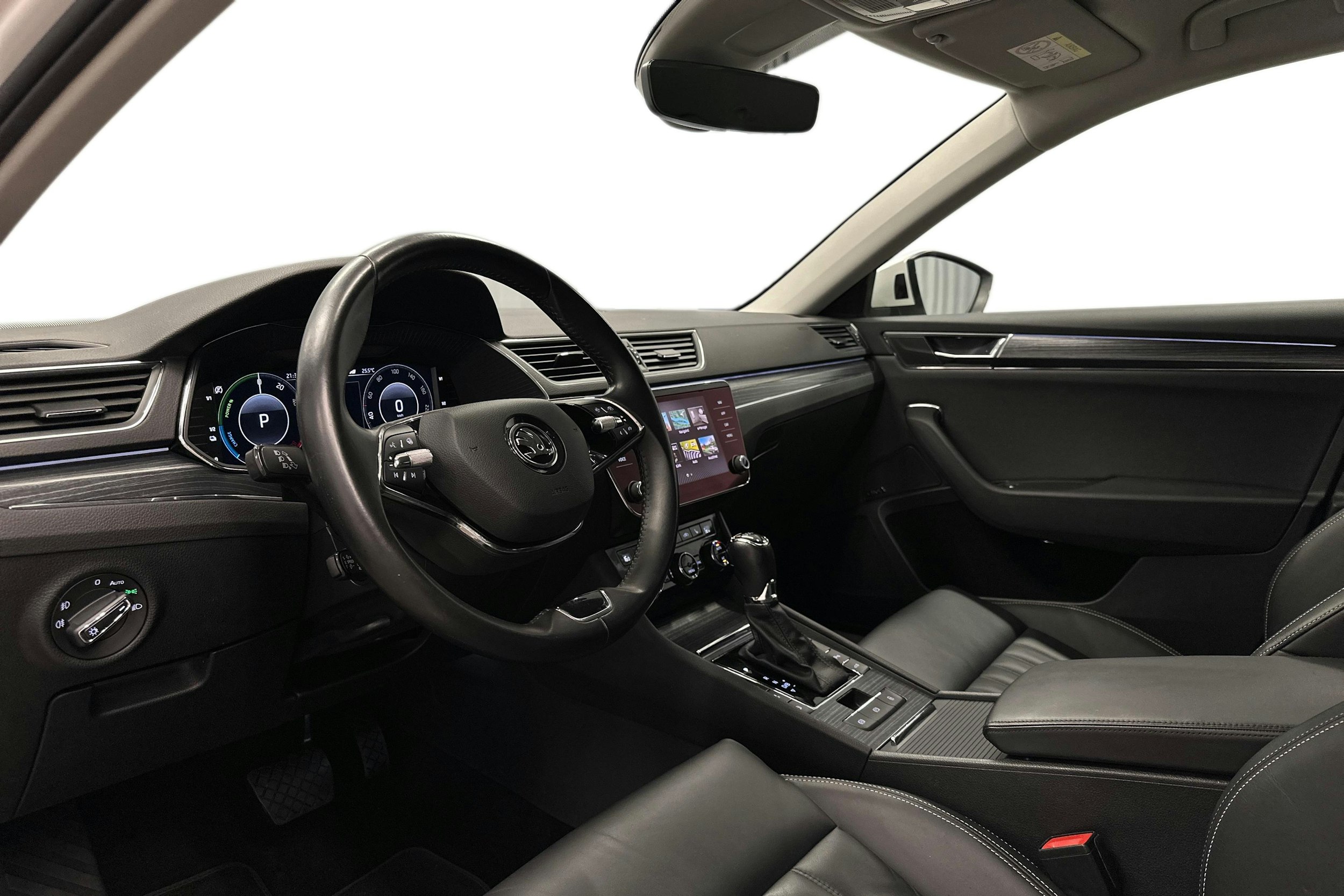 valkoinen Skoda Superb 2021 kuva 7.