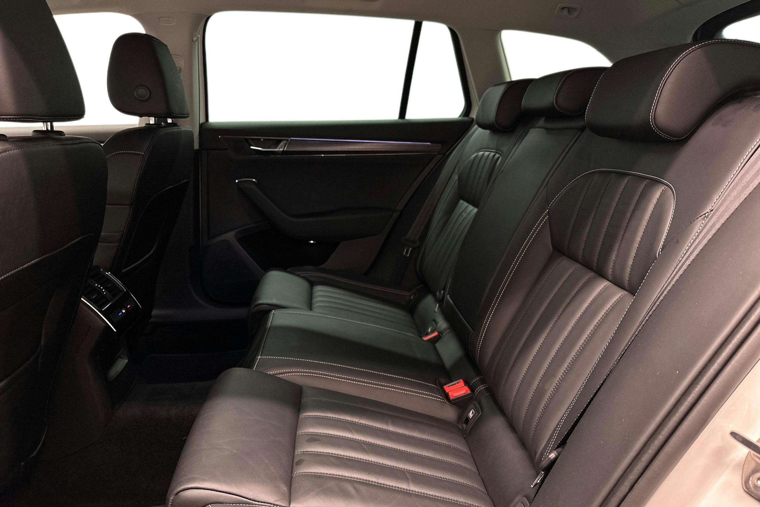 valkoinen Skoda Superb 2021 kuva 10.