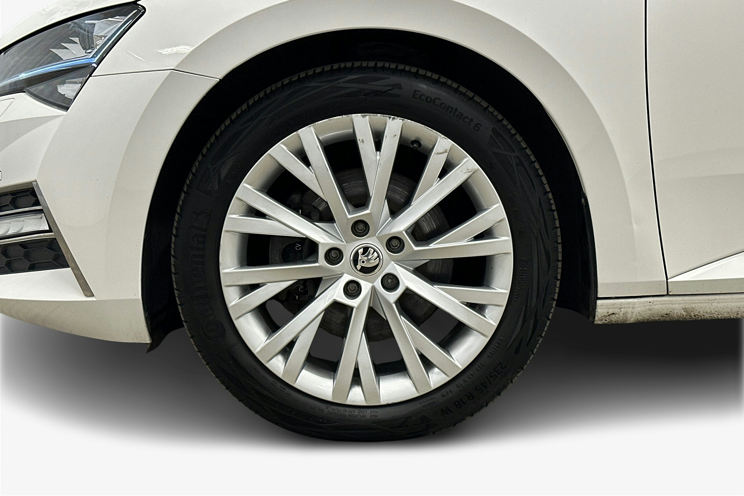 valkoinen Skoda Superb 2021 kuva 11.