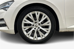 valkoinen Skoda Superb 2021 kuva 11.