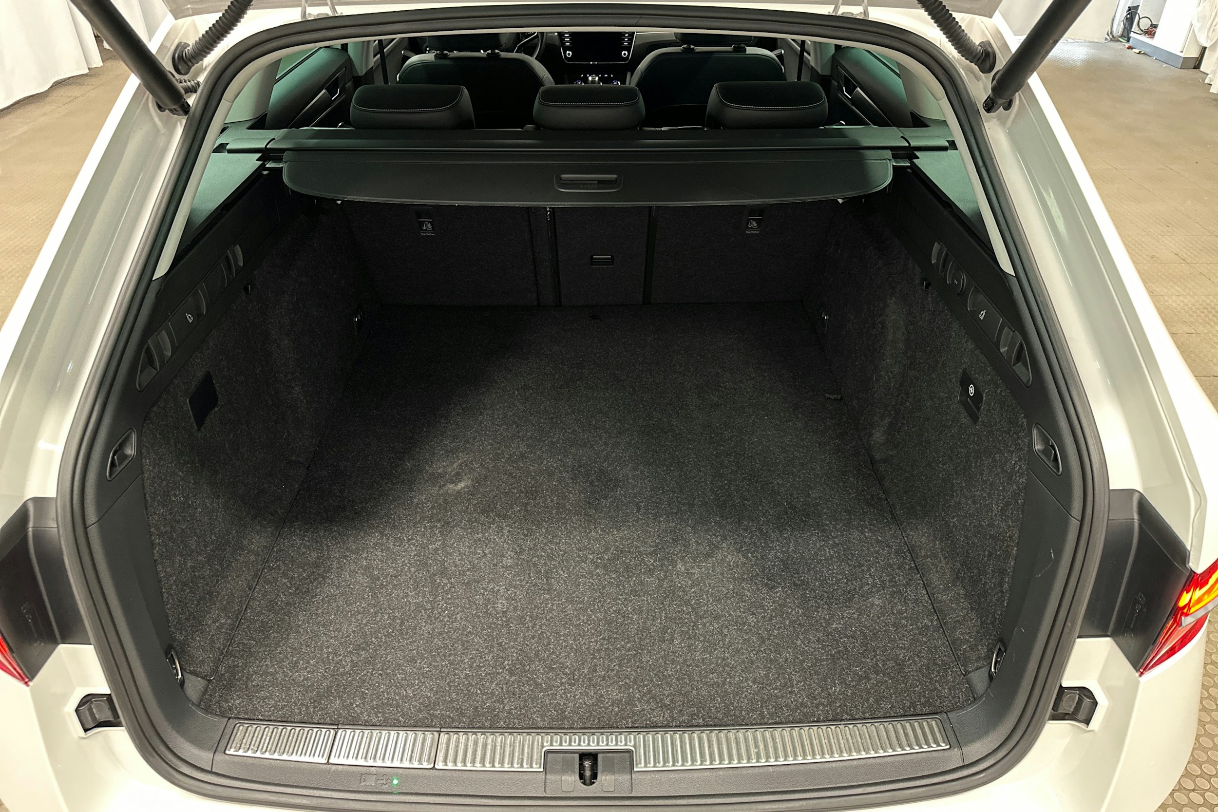 valkoinen Skoda Superb 2021 kuva 14.