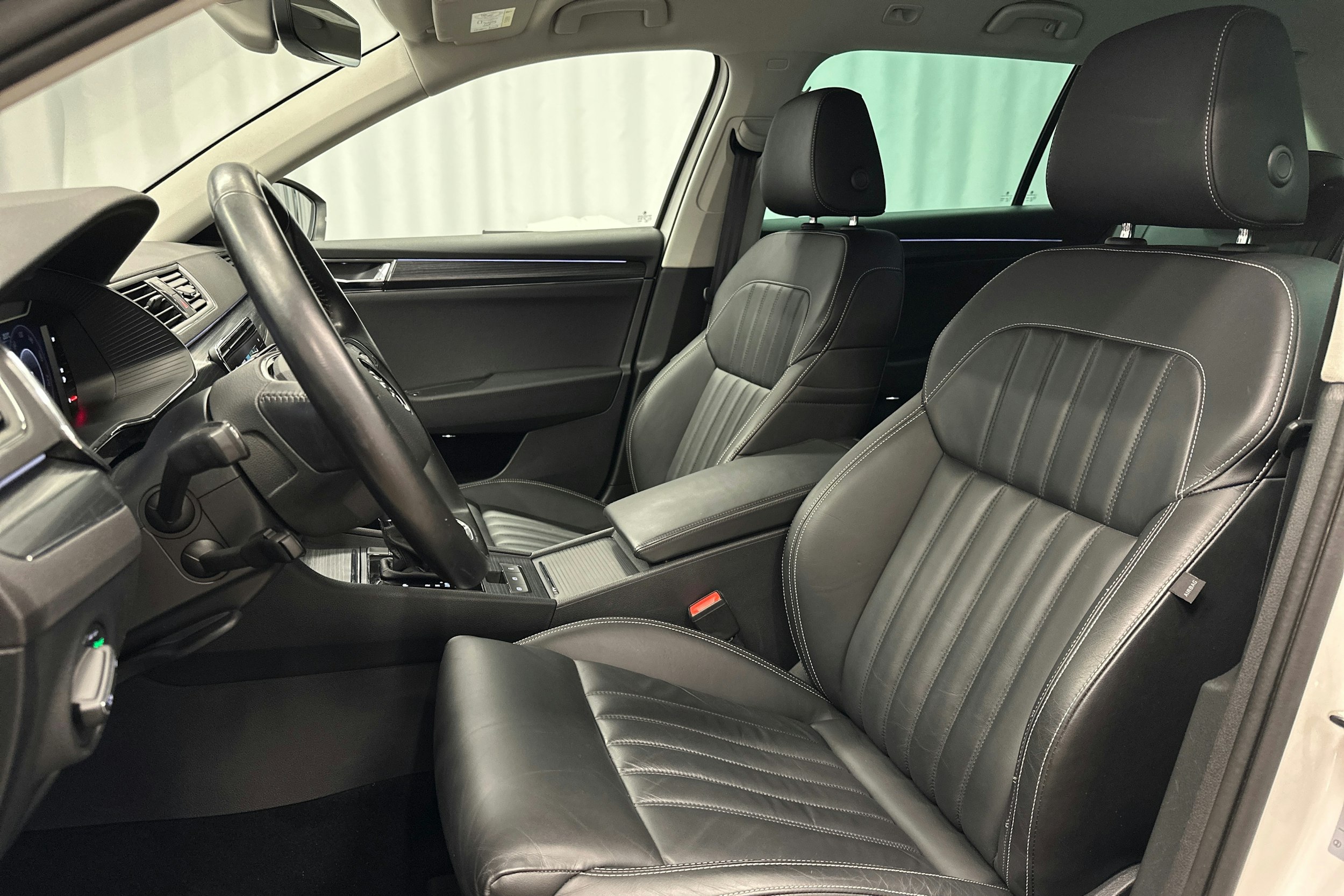 valkoinen Skoda Superb 2021 kuva 17.