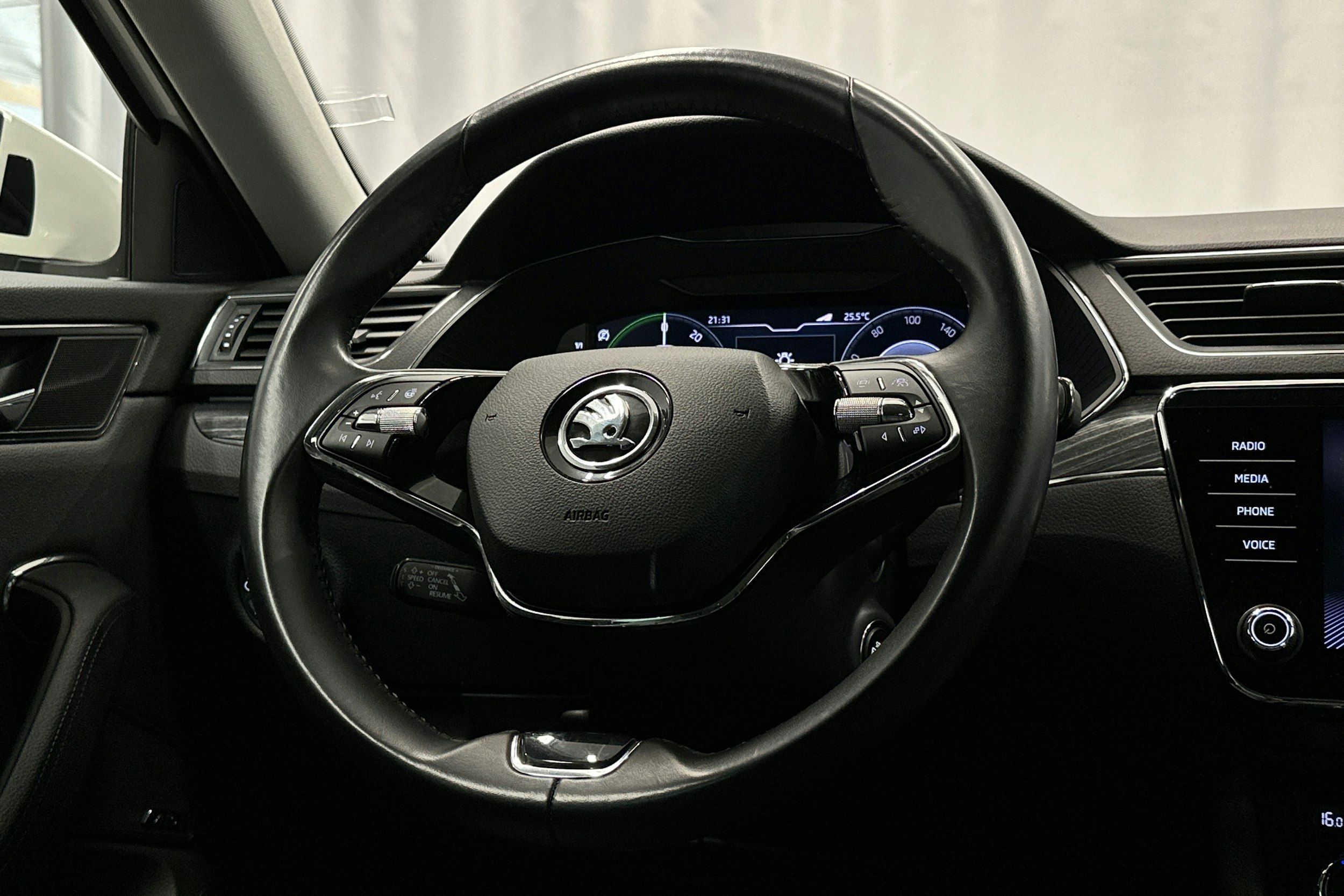 valkoinen Skoda Superb 2021 kuva 19.