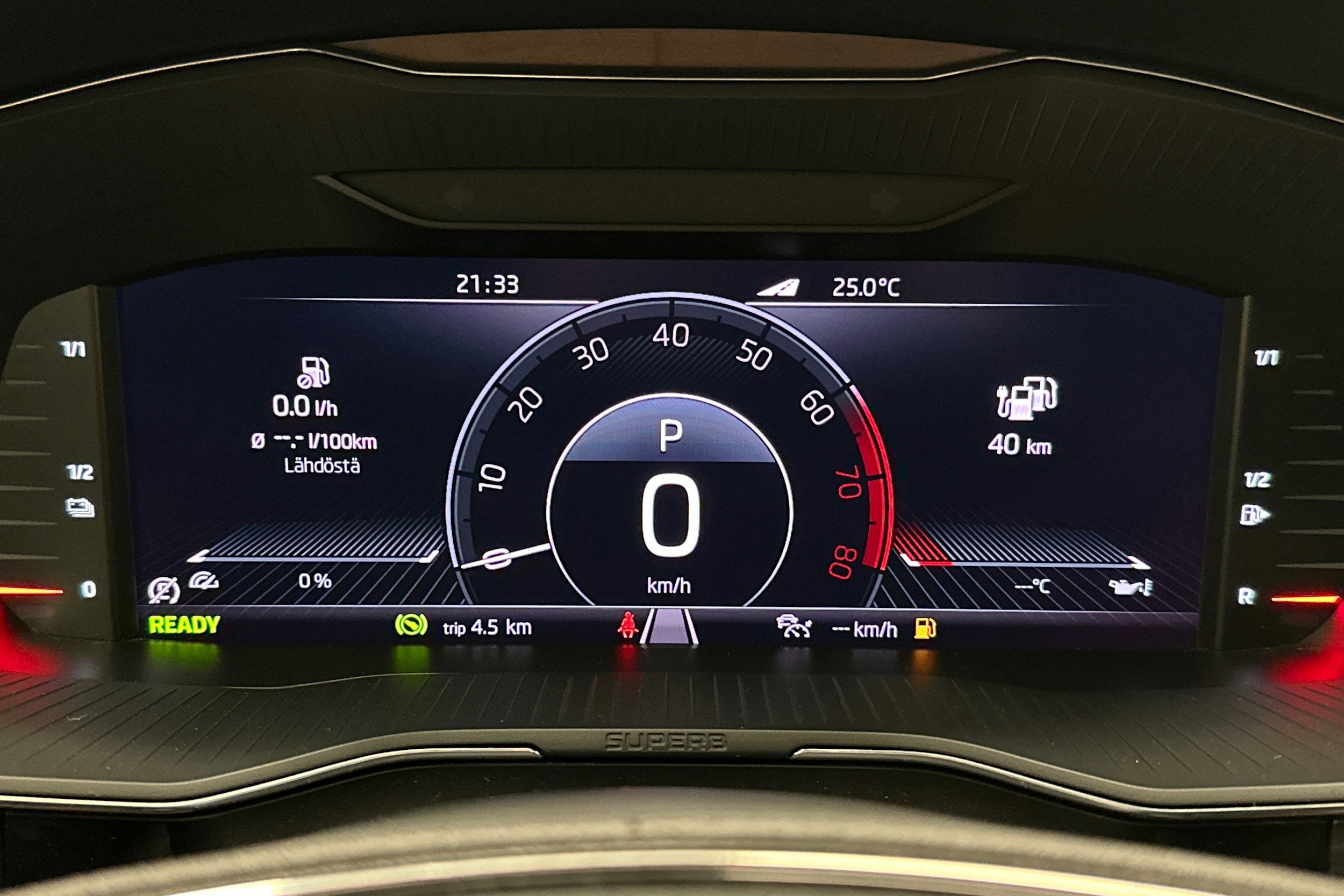 valkoinen Skoda Superb 2021 kuva 23.