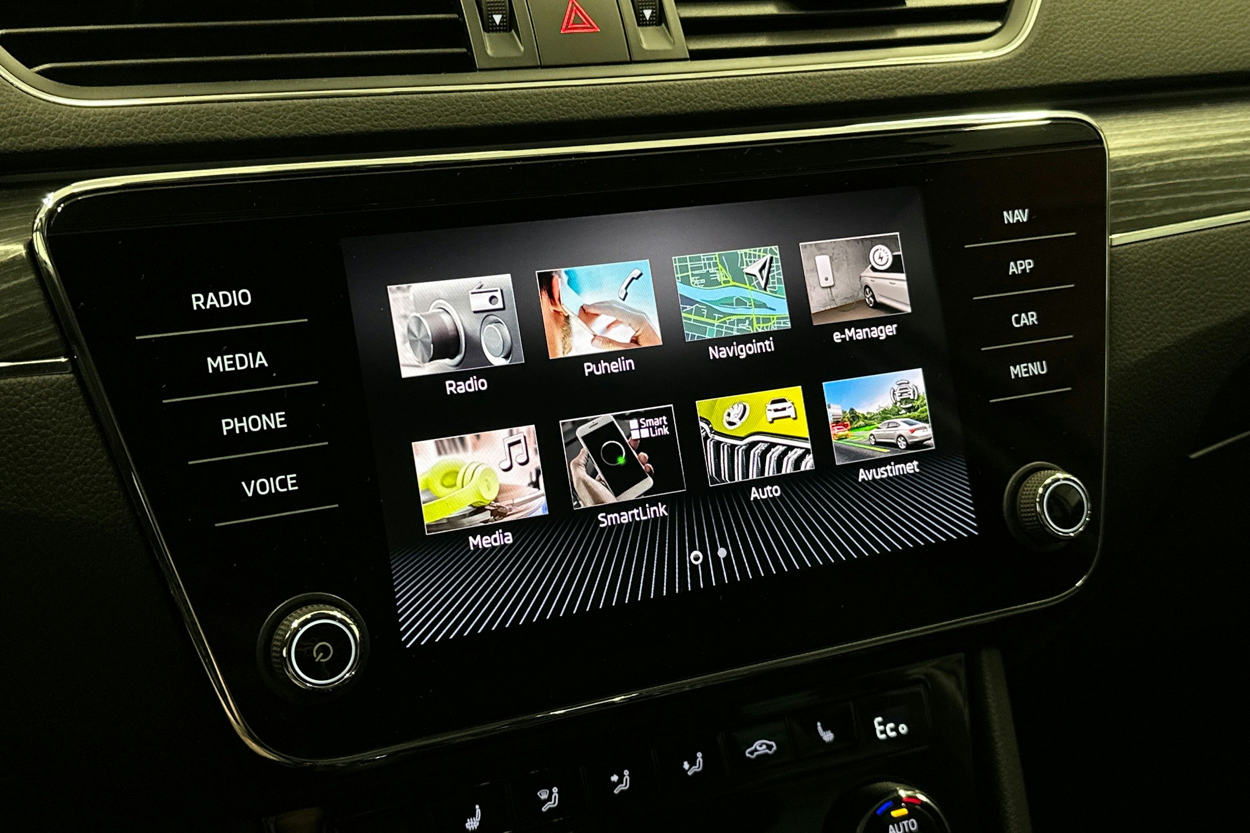 valkoinen Skoda Superb 2021 kuva 24.