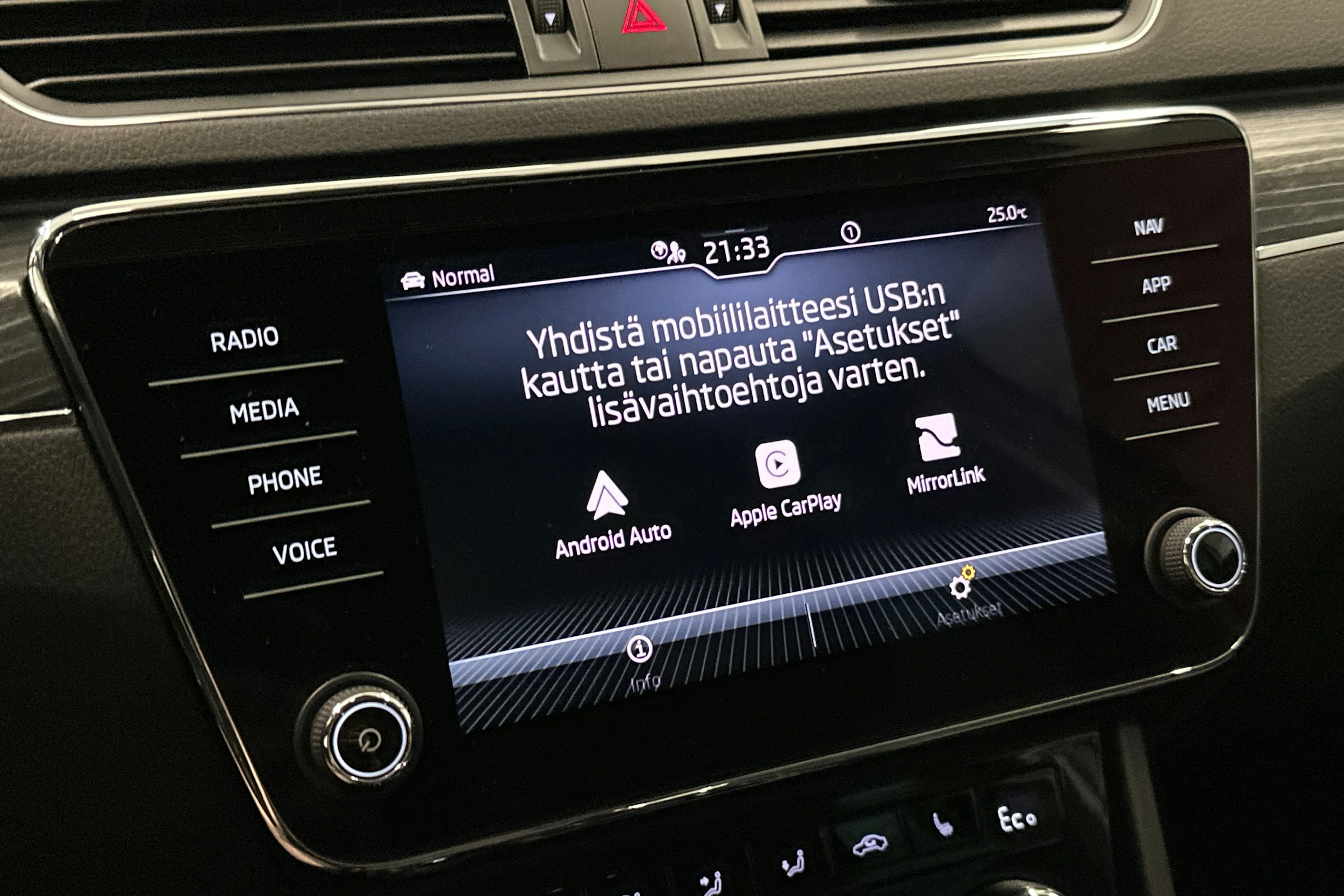 valkoinen Skoda Superb 2021 kuva 25.
