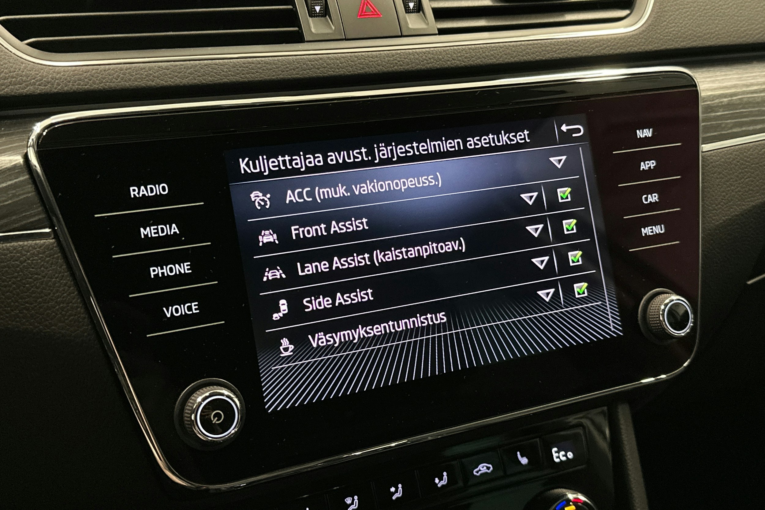 valkoinen Skoda Superb 2021 kuva 26.