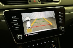 valkoinen Skoda Superb 2021 kuva 27.