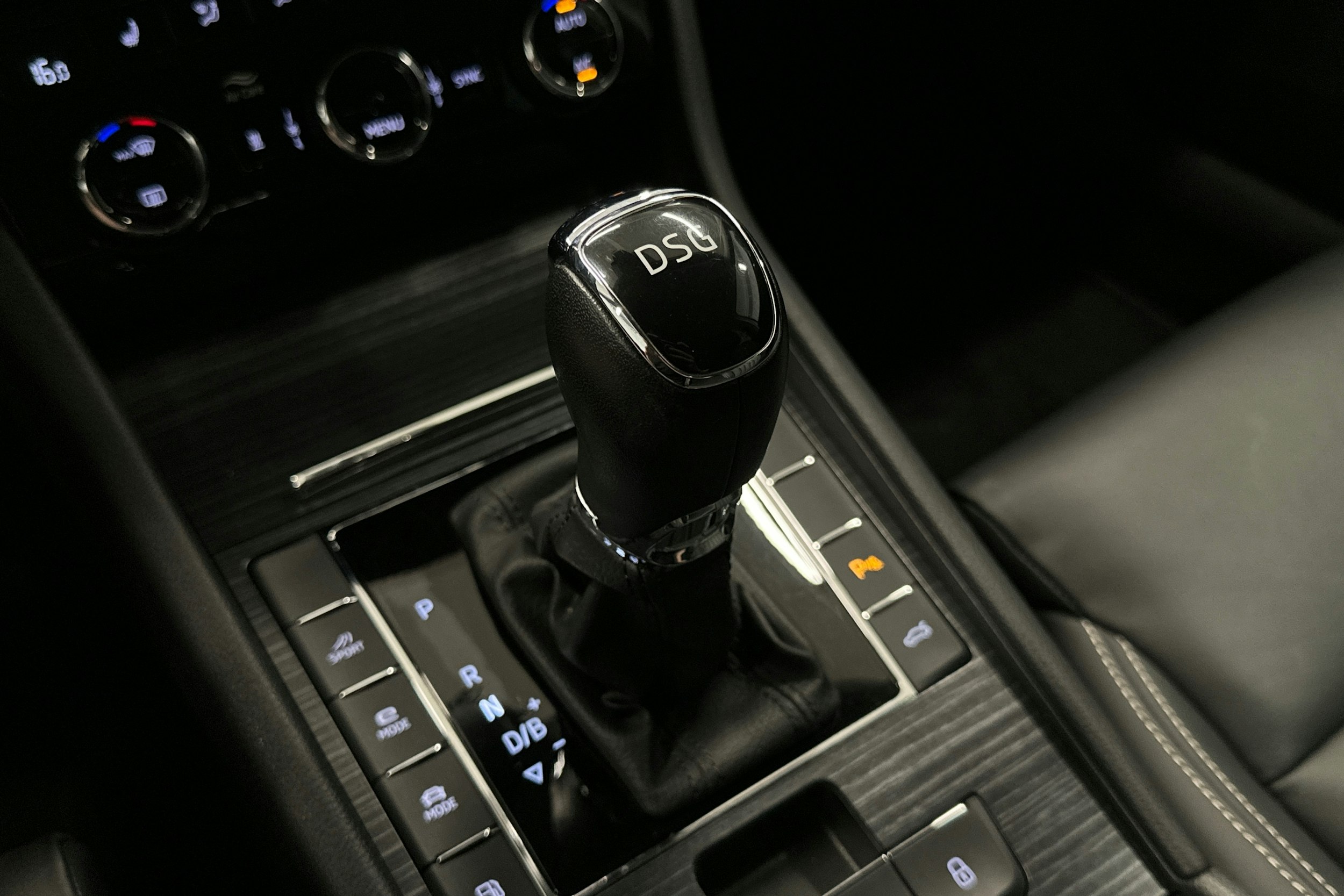valkoinen Skoda Superb 2021 kuva 28.