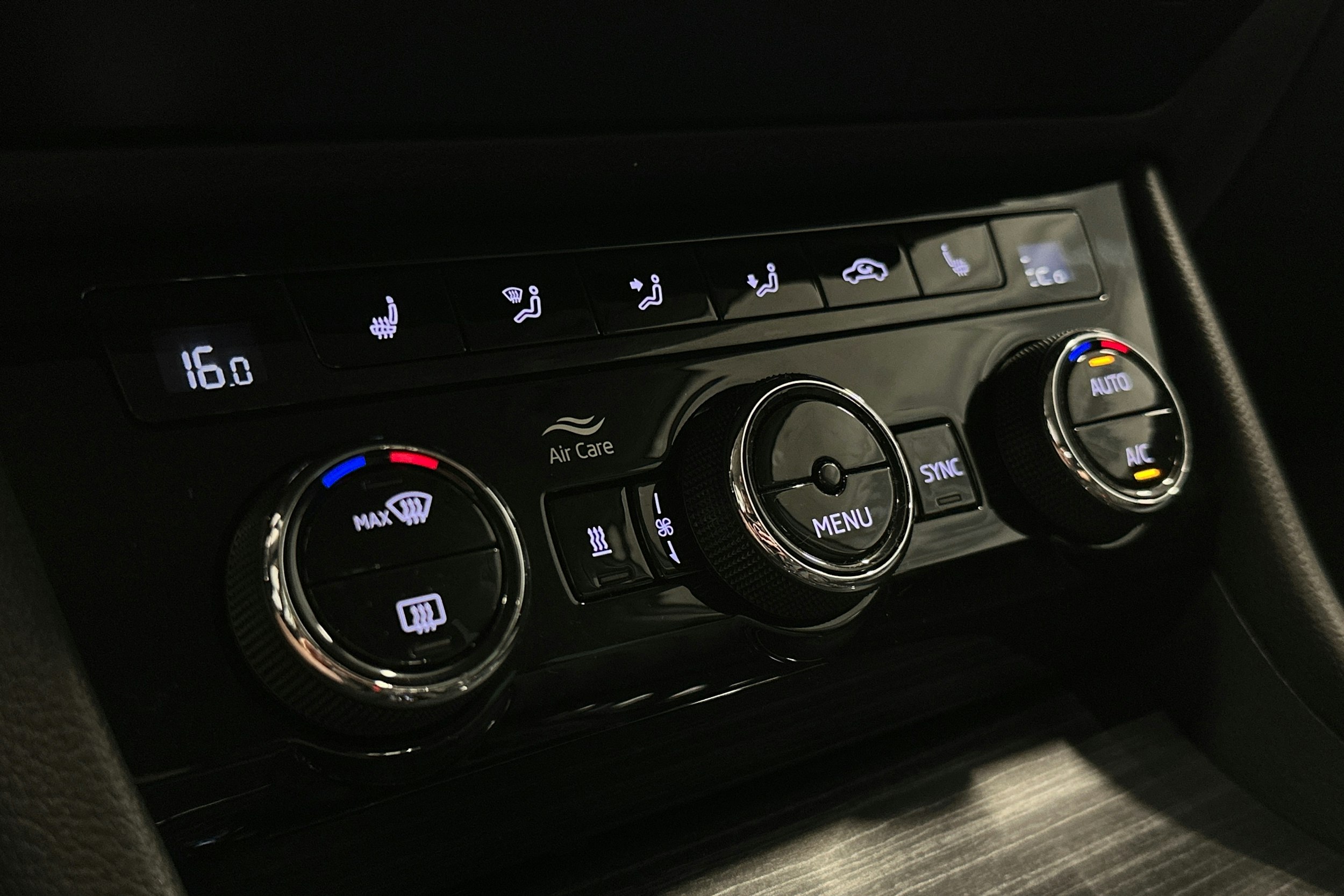 valkoinen Skoda Superb 2021 kuva 29.
