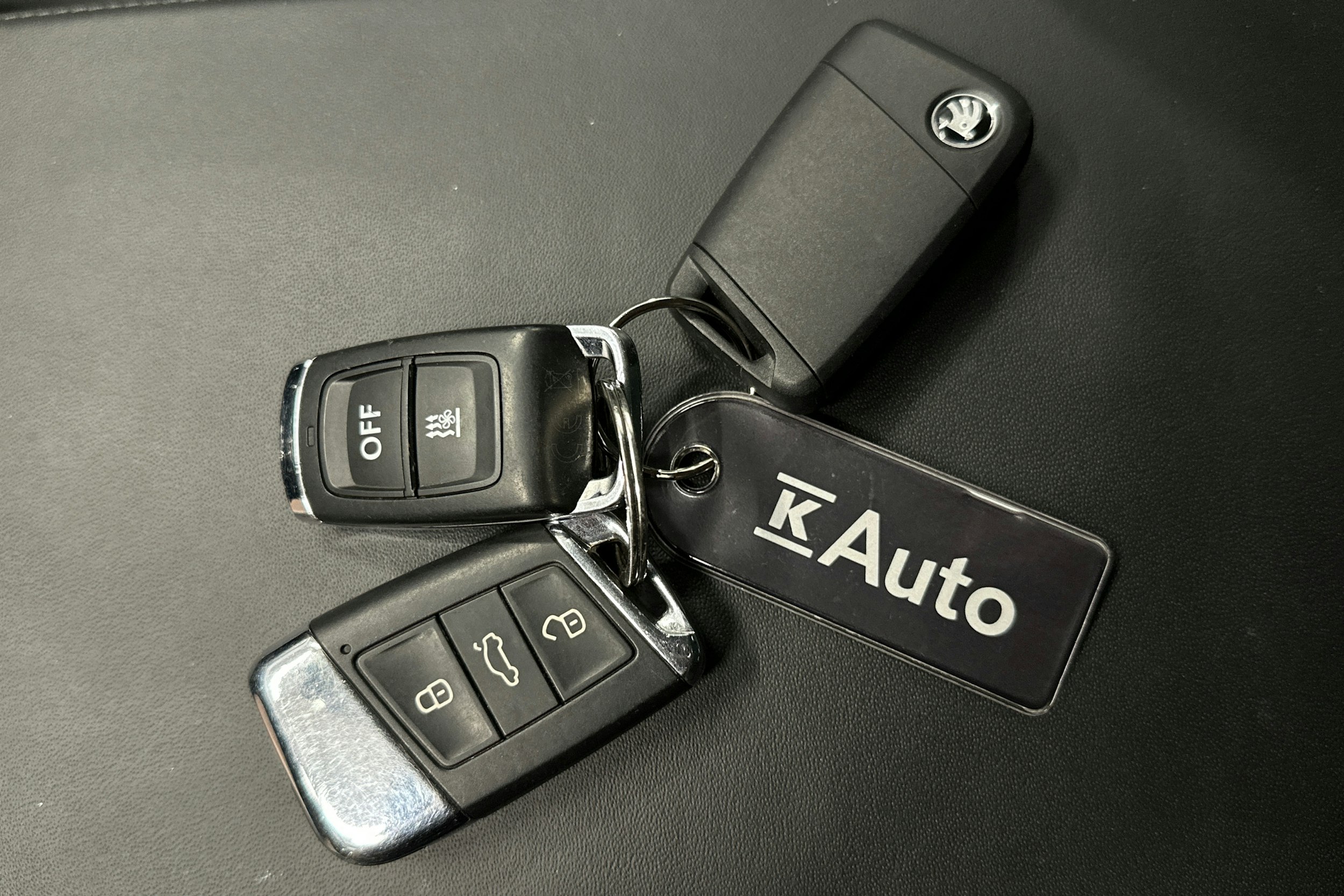 valkoinen Skoda Superb 2021 kuva 30.