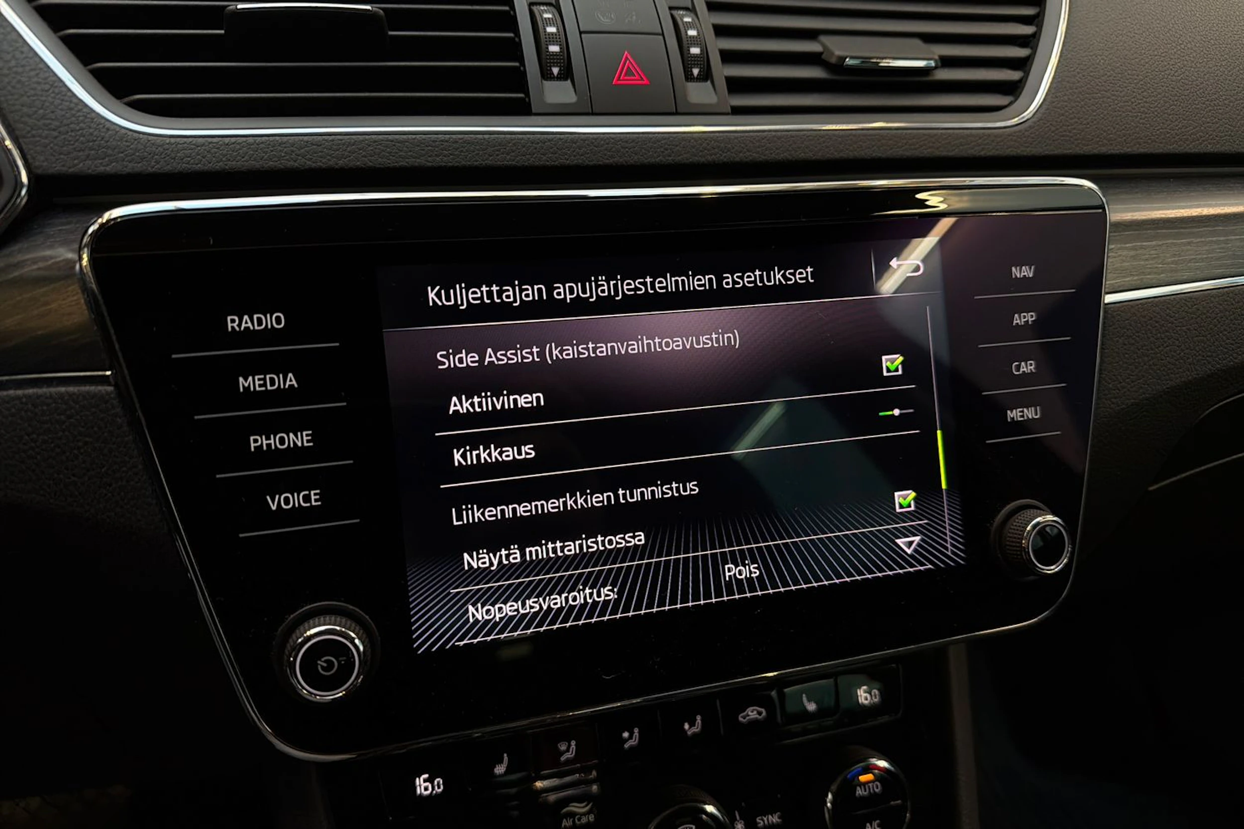 met. harmaa Skoda Superb 2021 kuva 26.