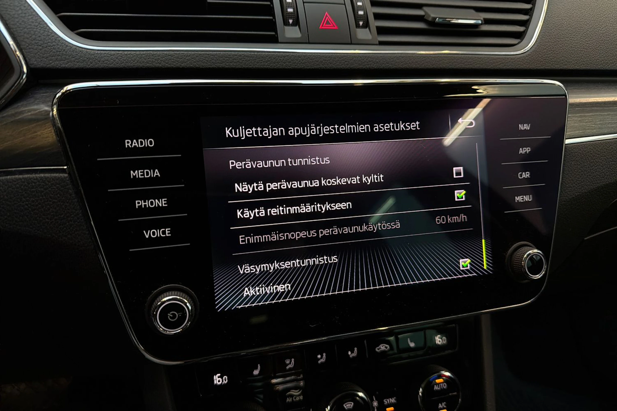 met. harmaa Skoda Superb 2021 kuva 28.