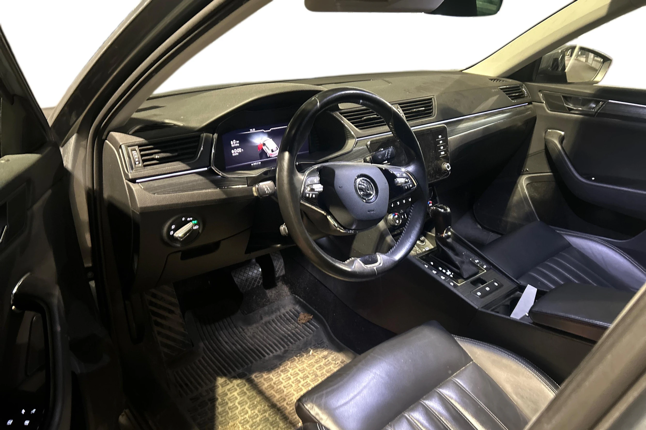 harmaa Skoda Superb 2021 kuva 3.