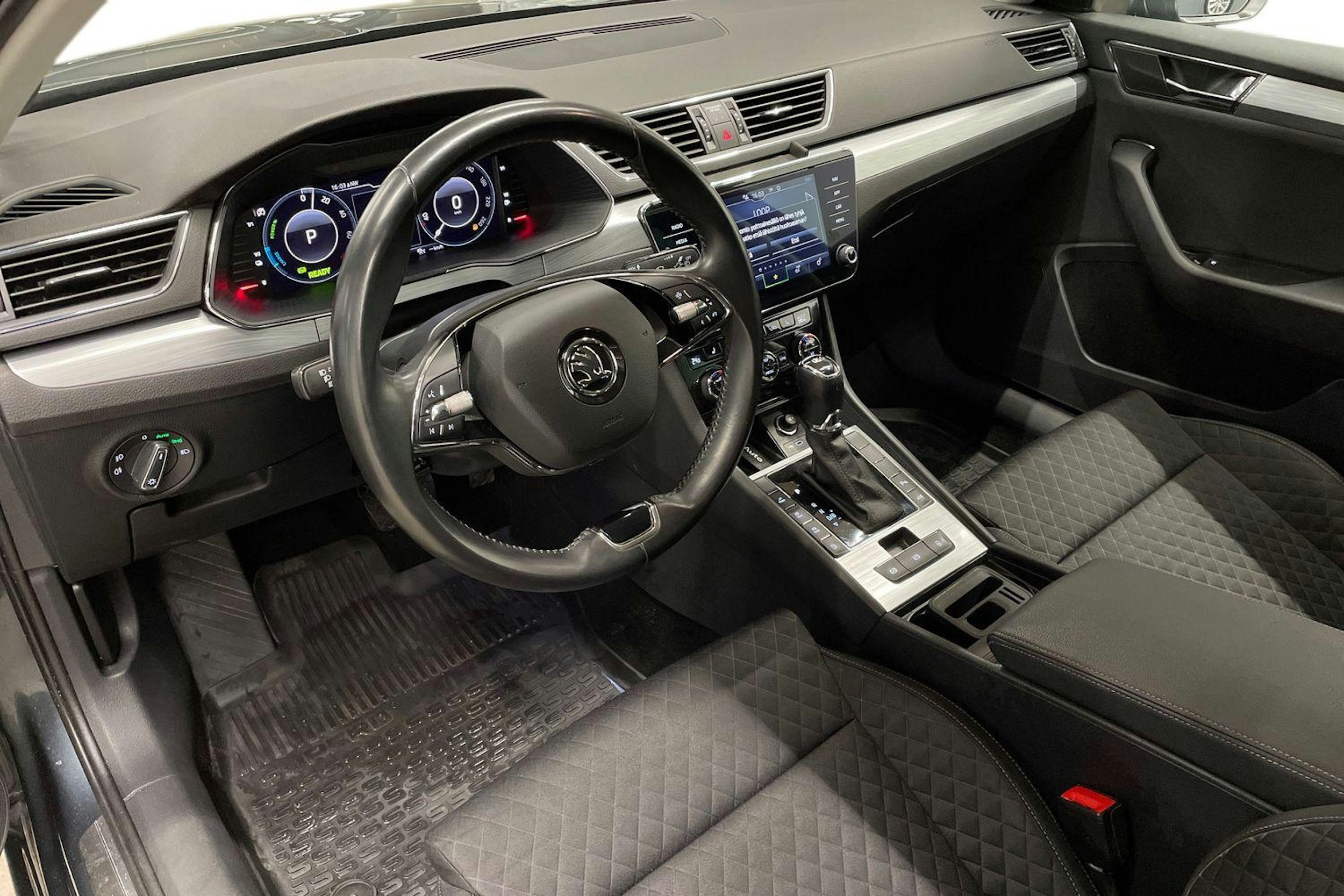 harmaa Skoda Superb 2021 kuva 6.