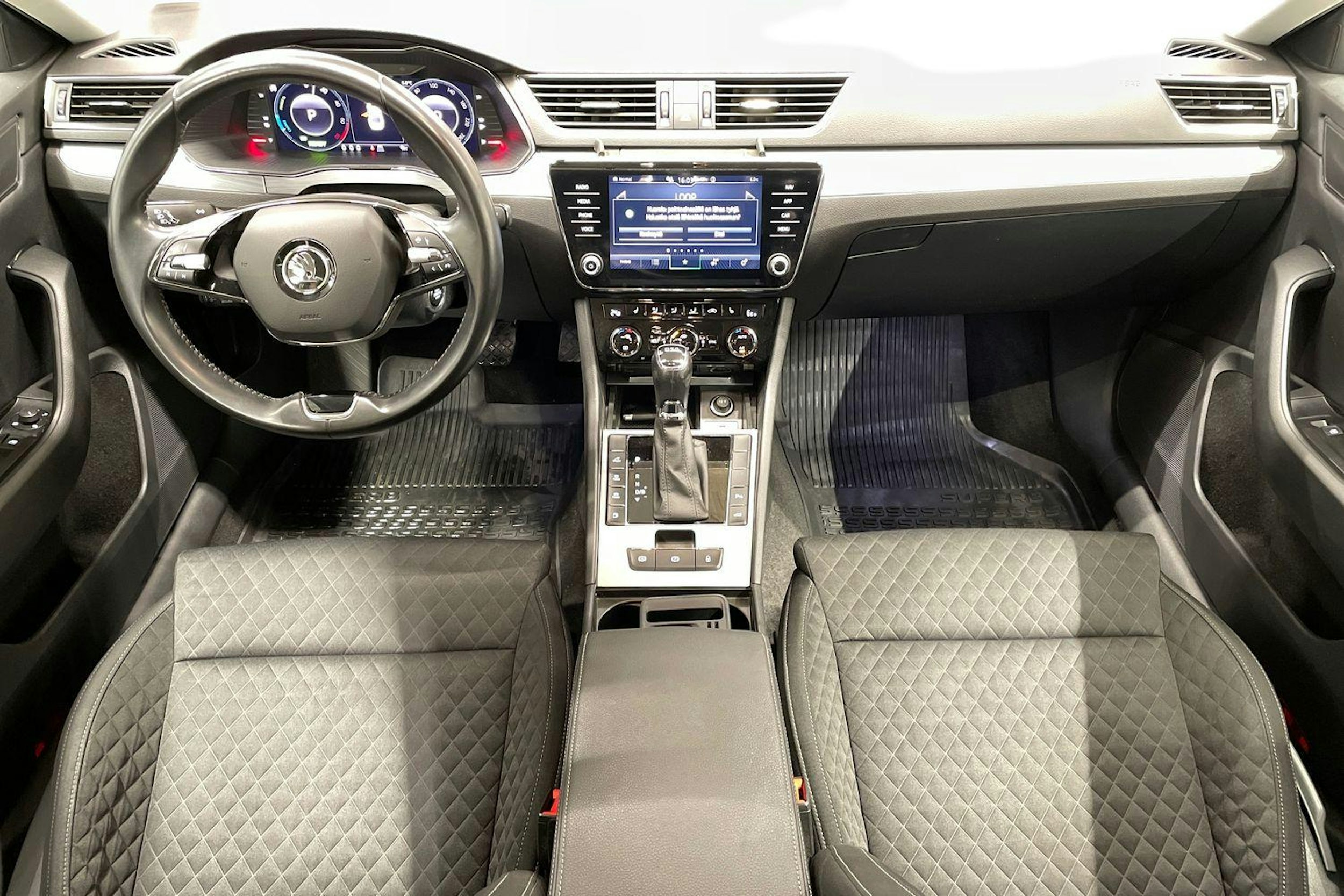 harmaa Skoda Superb 2021 kuva 7.