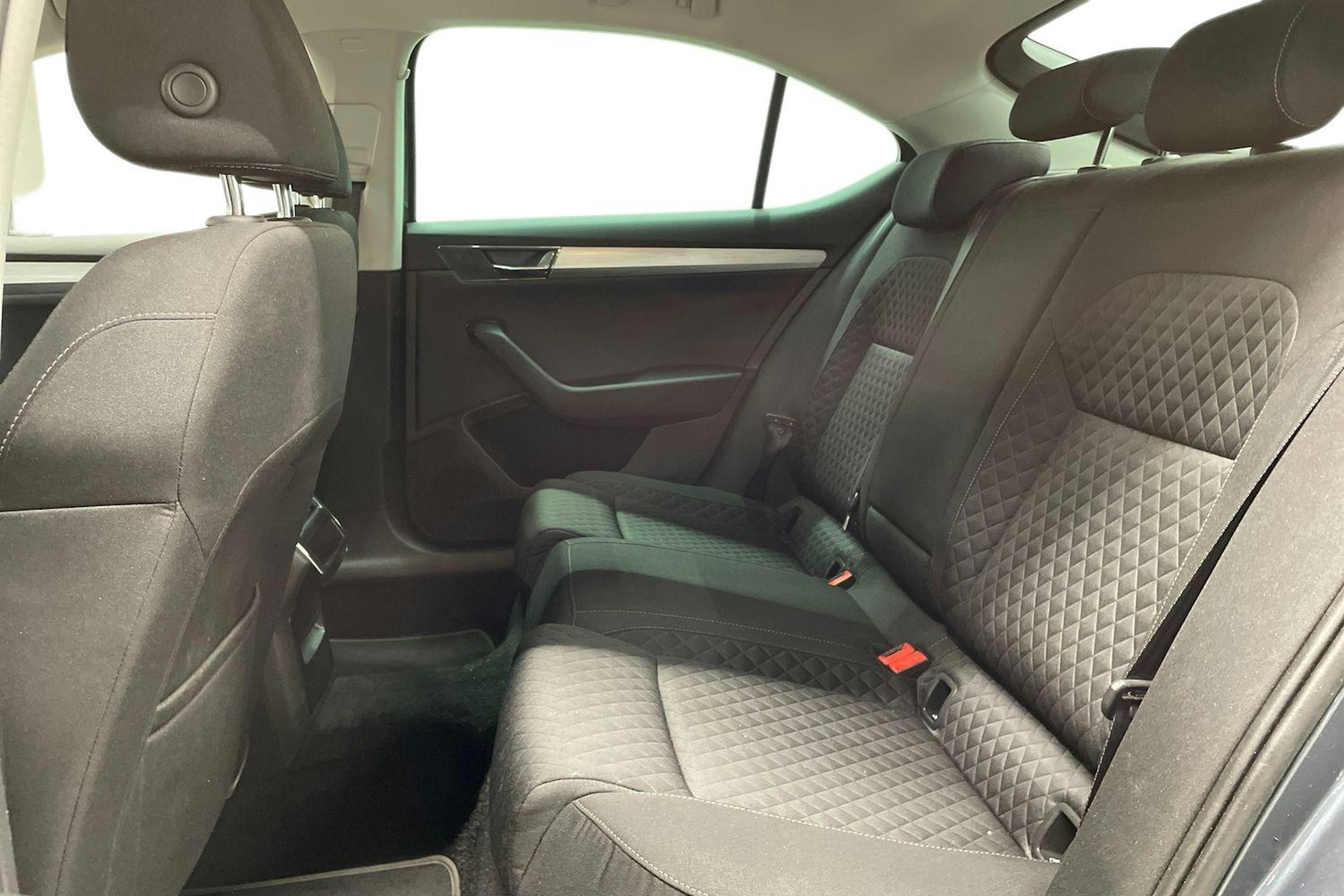 harmaa Skoda Superb 2021 kuva 8.